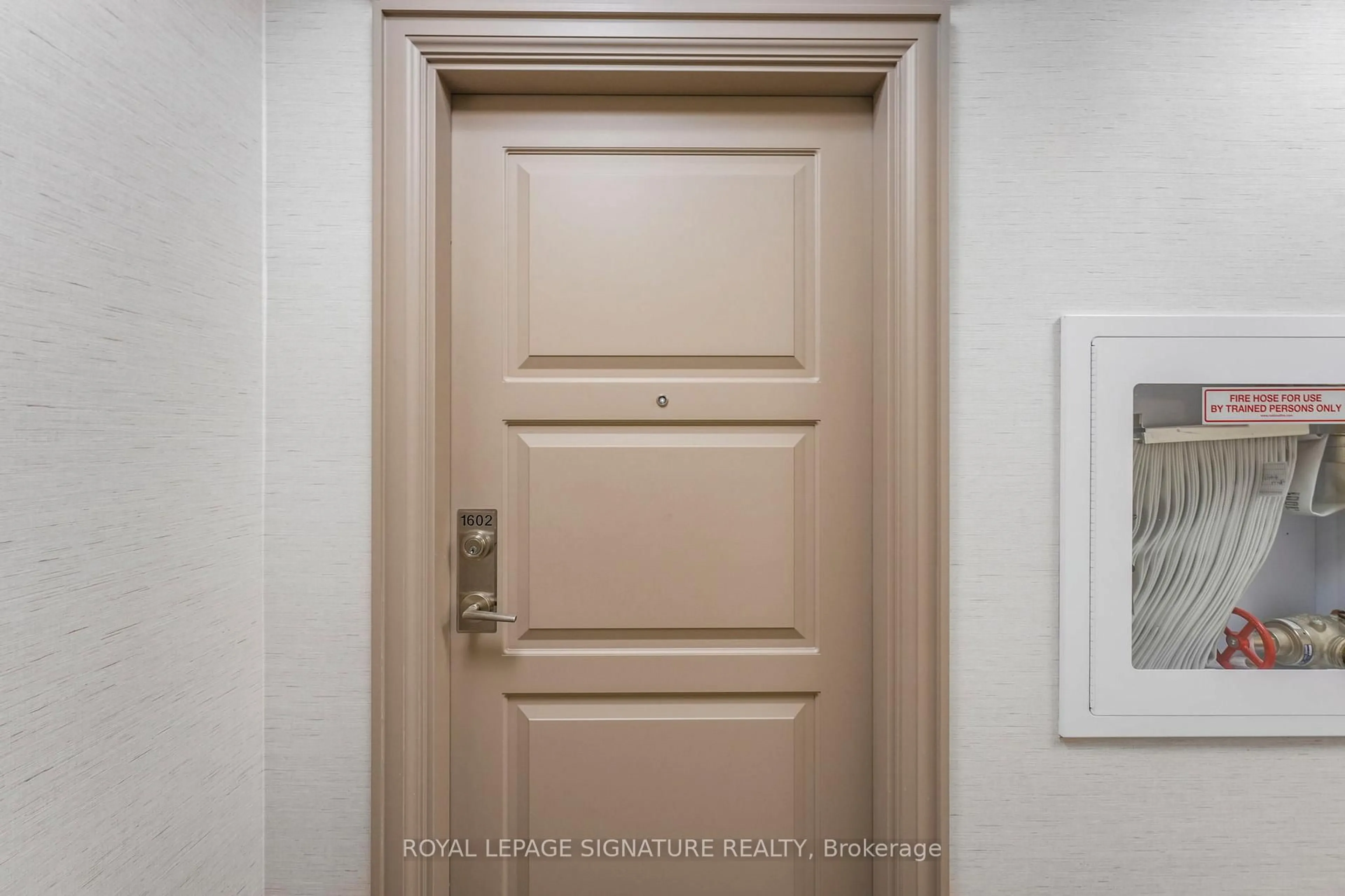 Indoor entryway for 36 Elm Dr #1602, Mississauga Ontario L5B 0N3