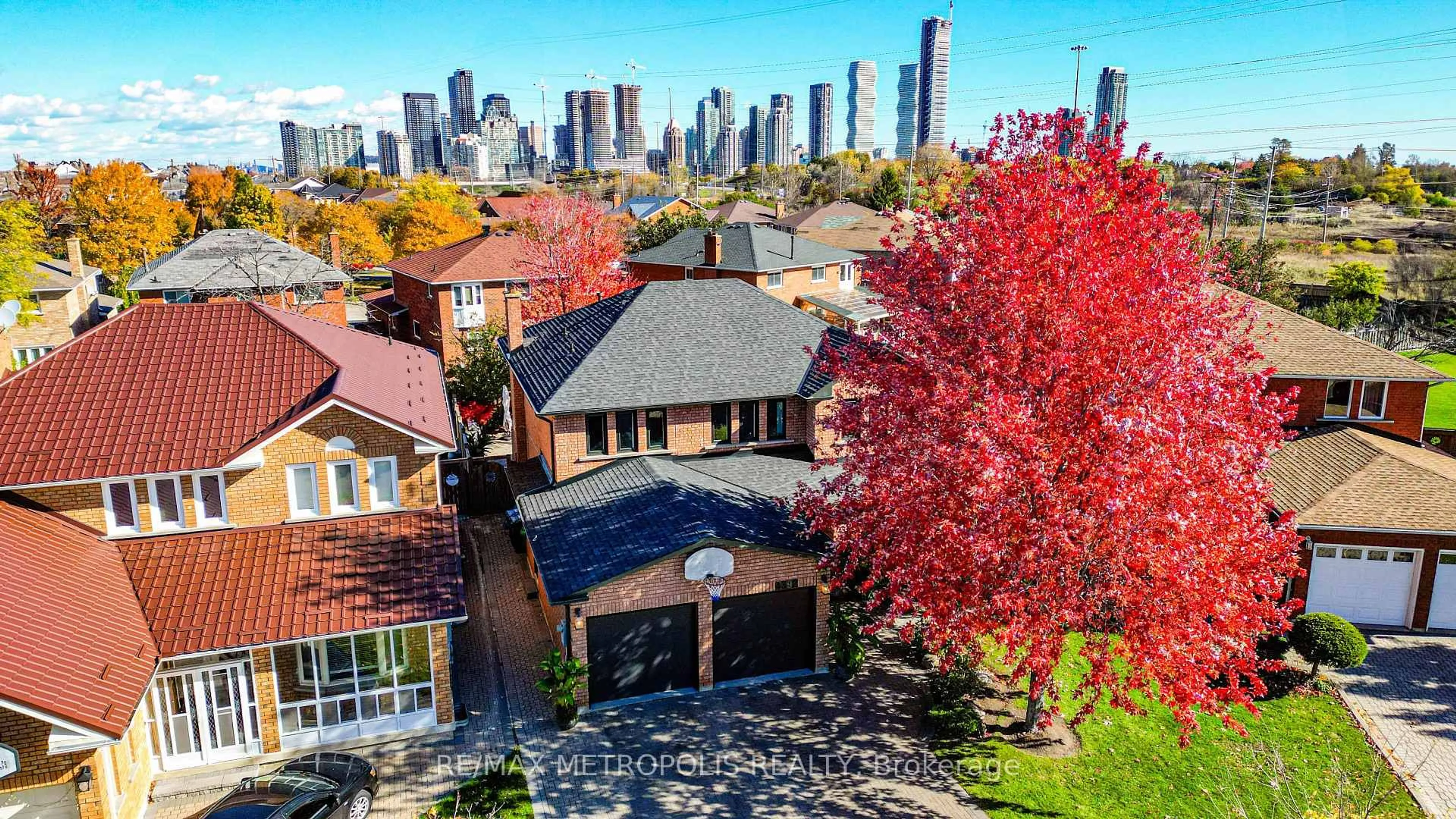A pic from outside/outdoor area/front of a property/back of a property/a pic from drone, city buildings view from balcony for 4392 Grassland Cres, Mississauga Ontario L5V 1E2