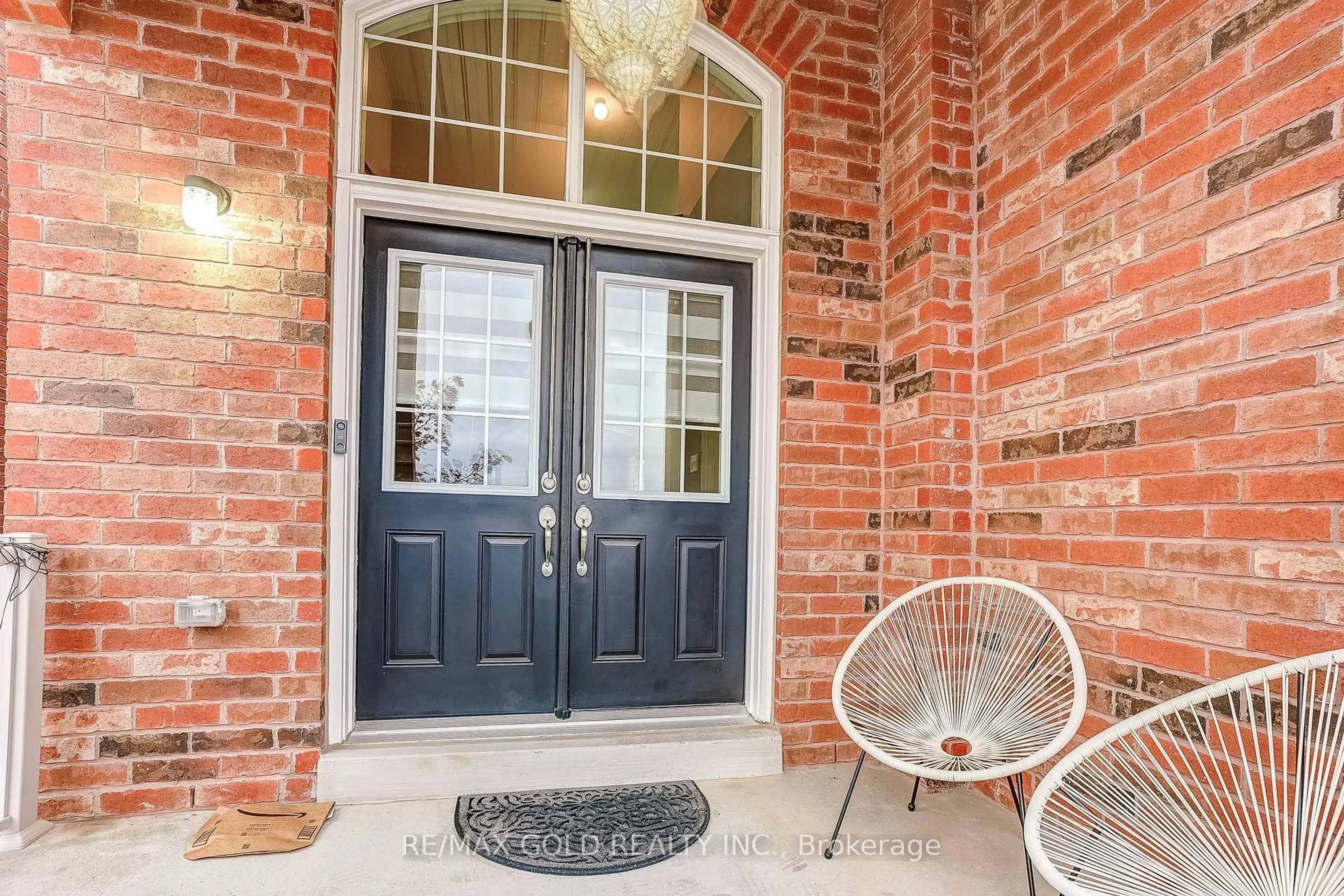 Indoor entryway for 552 Bessborough Dr, Milton Ontario L9T 8P5