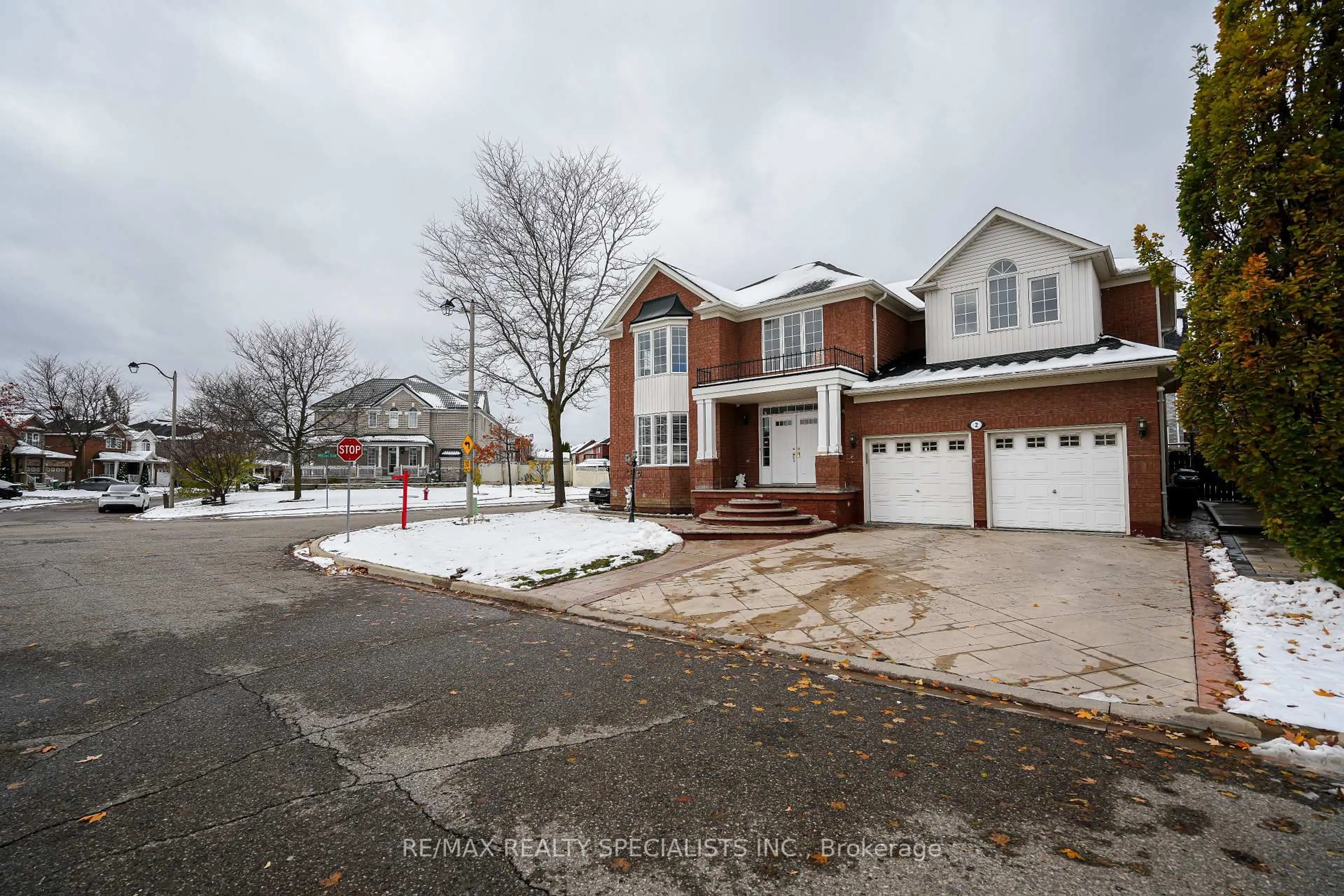 A pic from outside/outdoor area/front of a property/back of a property/a pic from drone, street for 2 Maltby Crt, Brampton Ontario L6P 1A5