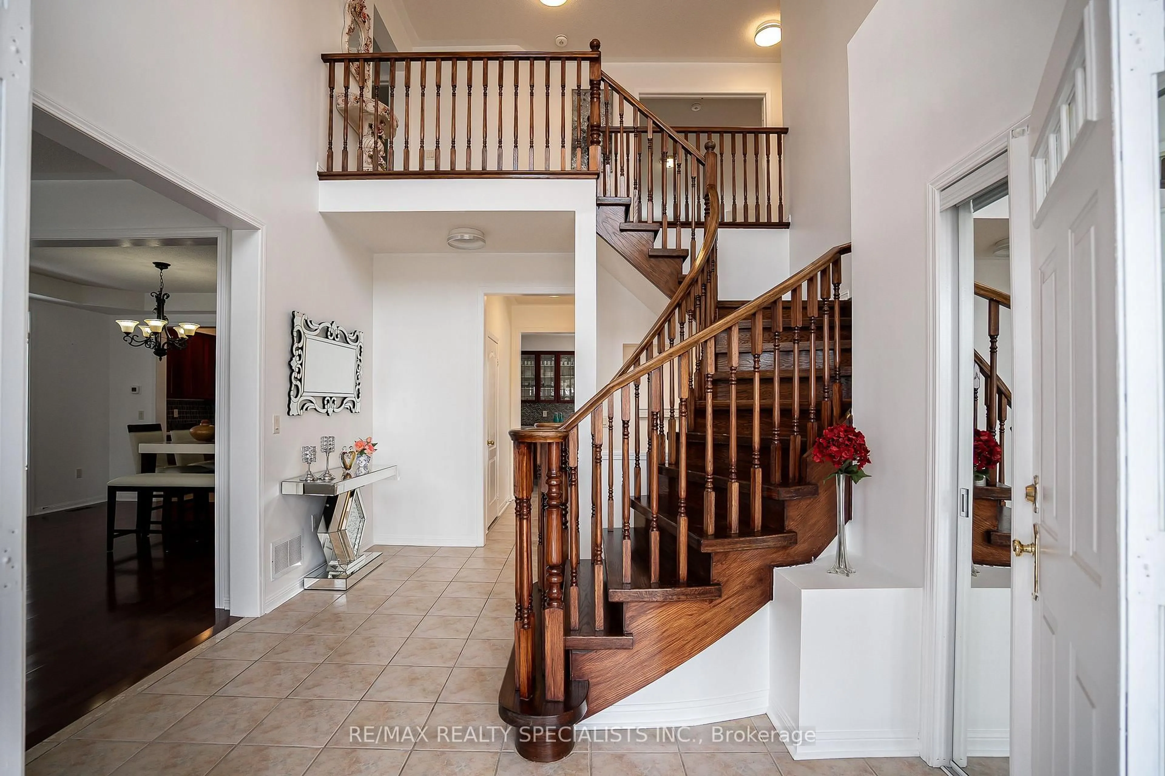 Indoor entryway for 2 Maltby Crt, Brampton Ontario L6P 1A5