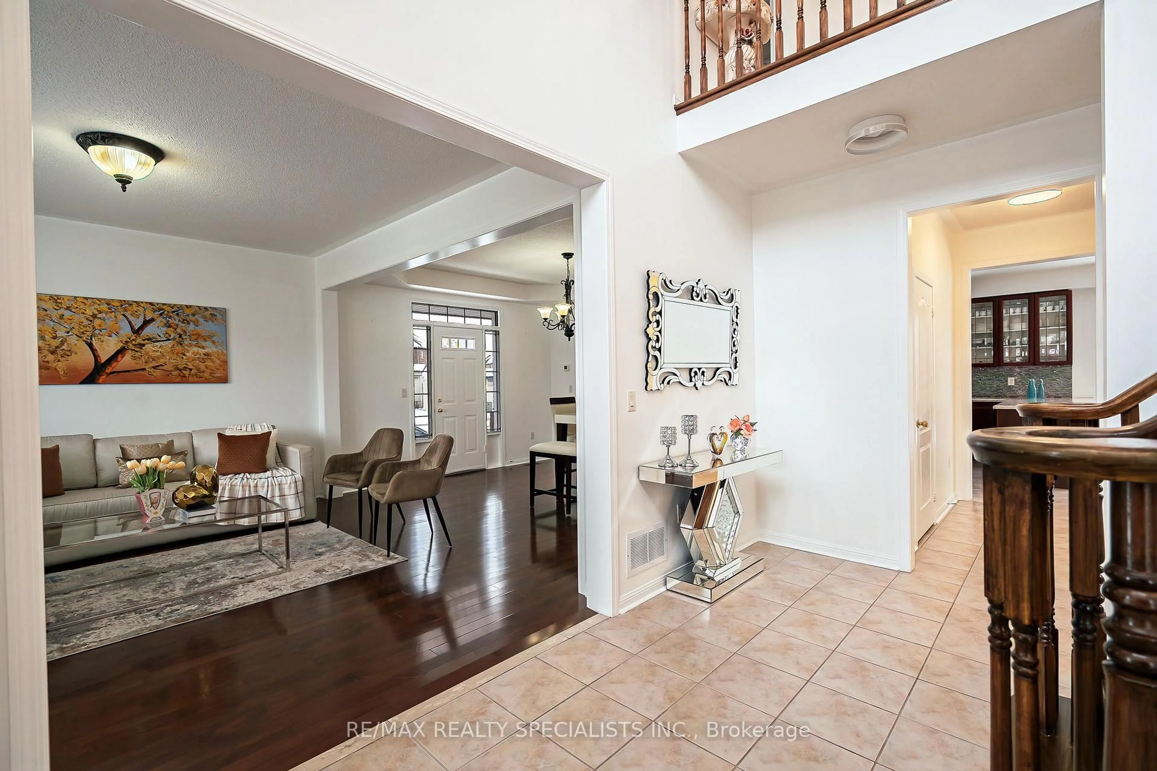 Indoor entryway for 2 Maltby Crt, Brampton Ontario L6P 1A5