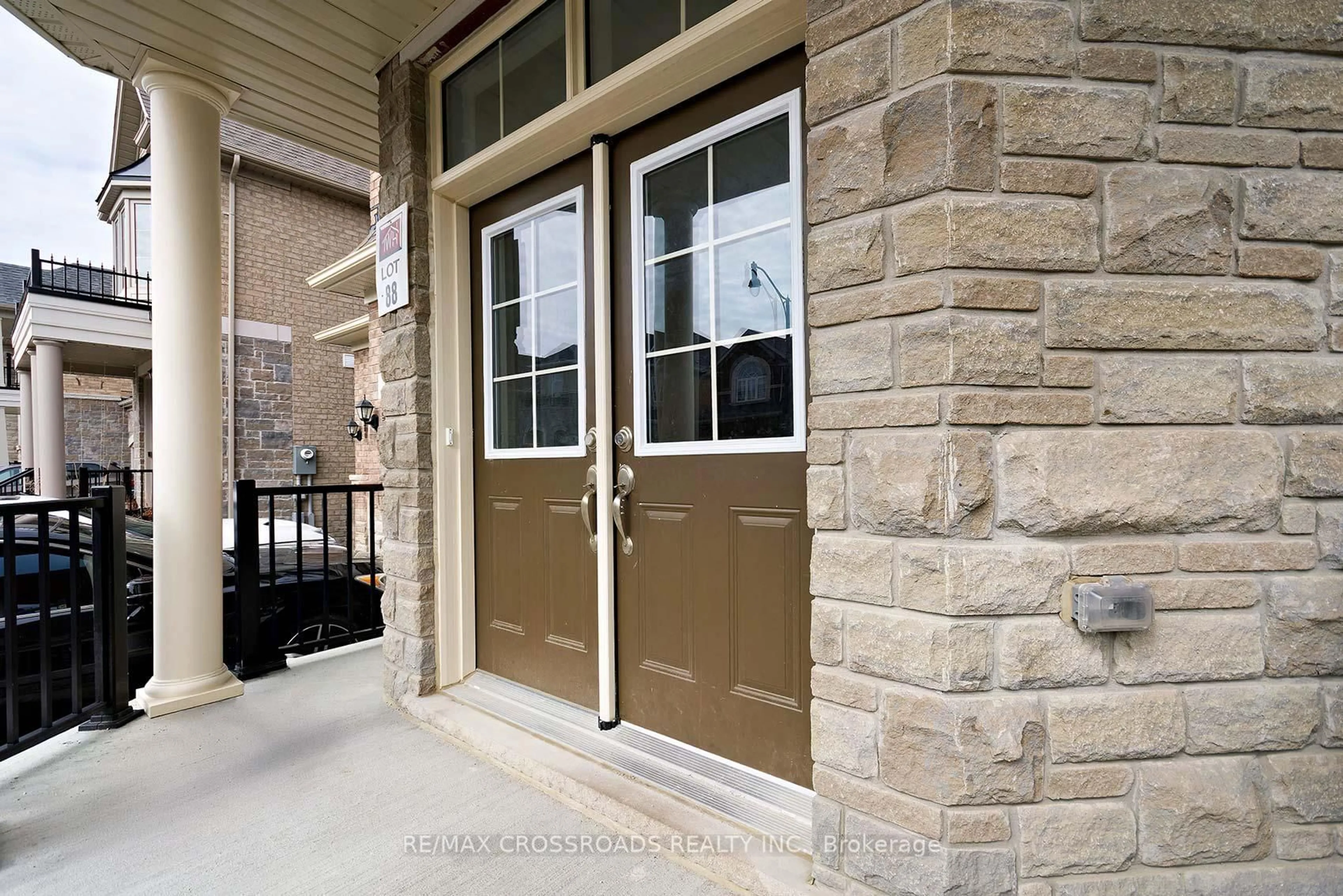 Indoor entryway for 26 Kambalda Rd, Brampton Ontario L7A 5J3