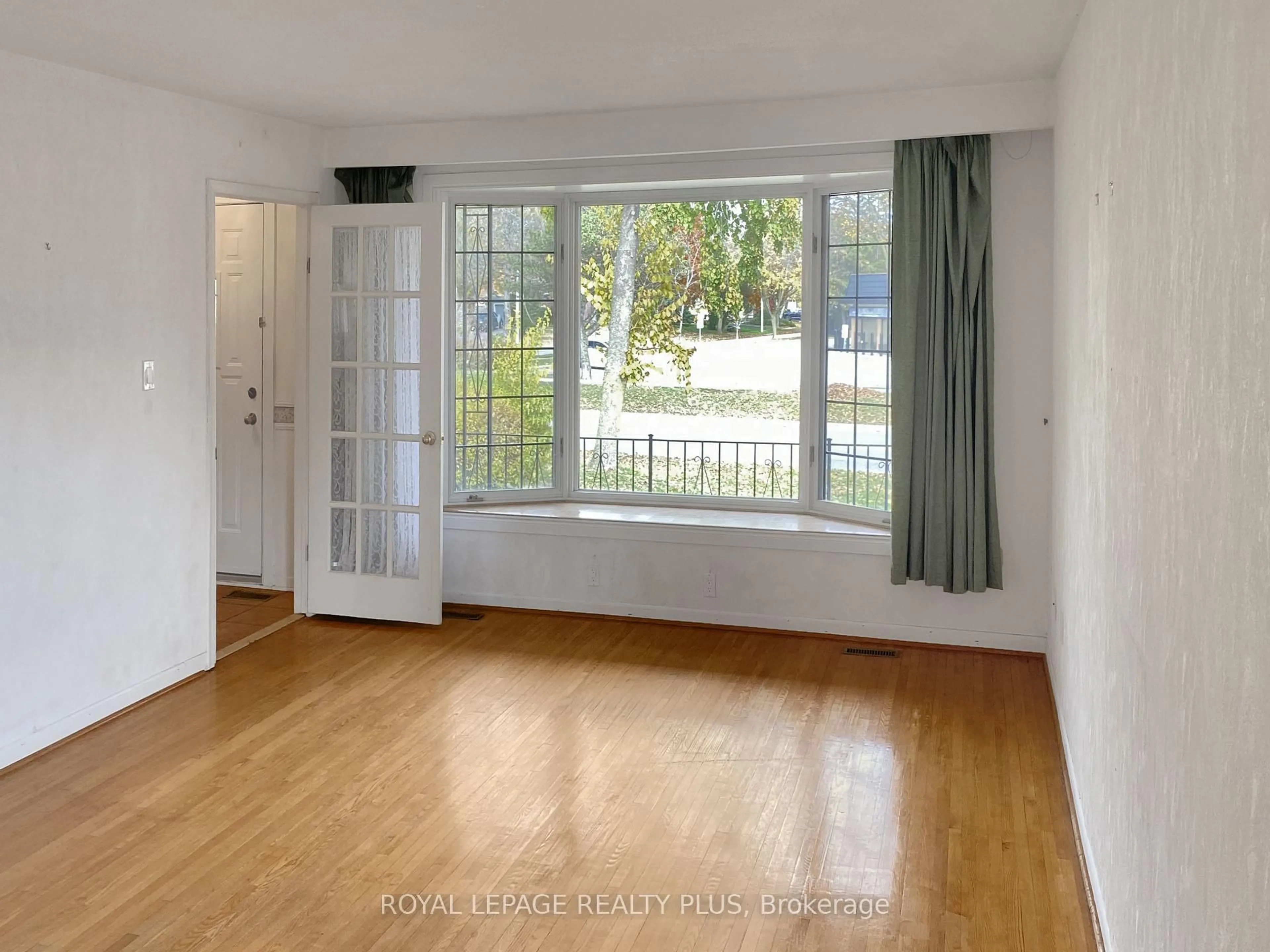 A pic of a room for 1604 Clarkson Rd, Mississauga Ontario L5J 2X2