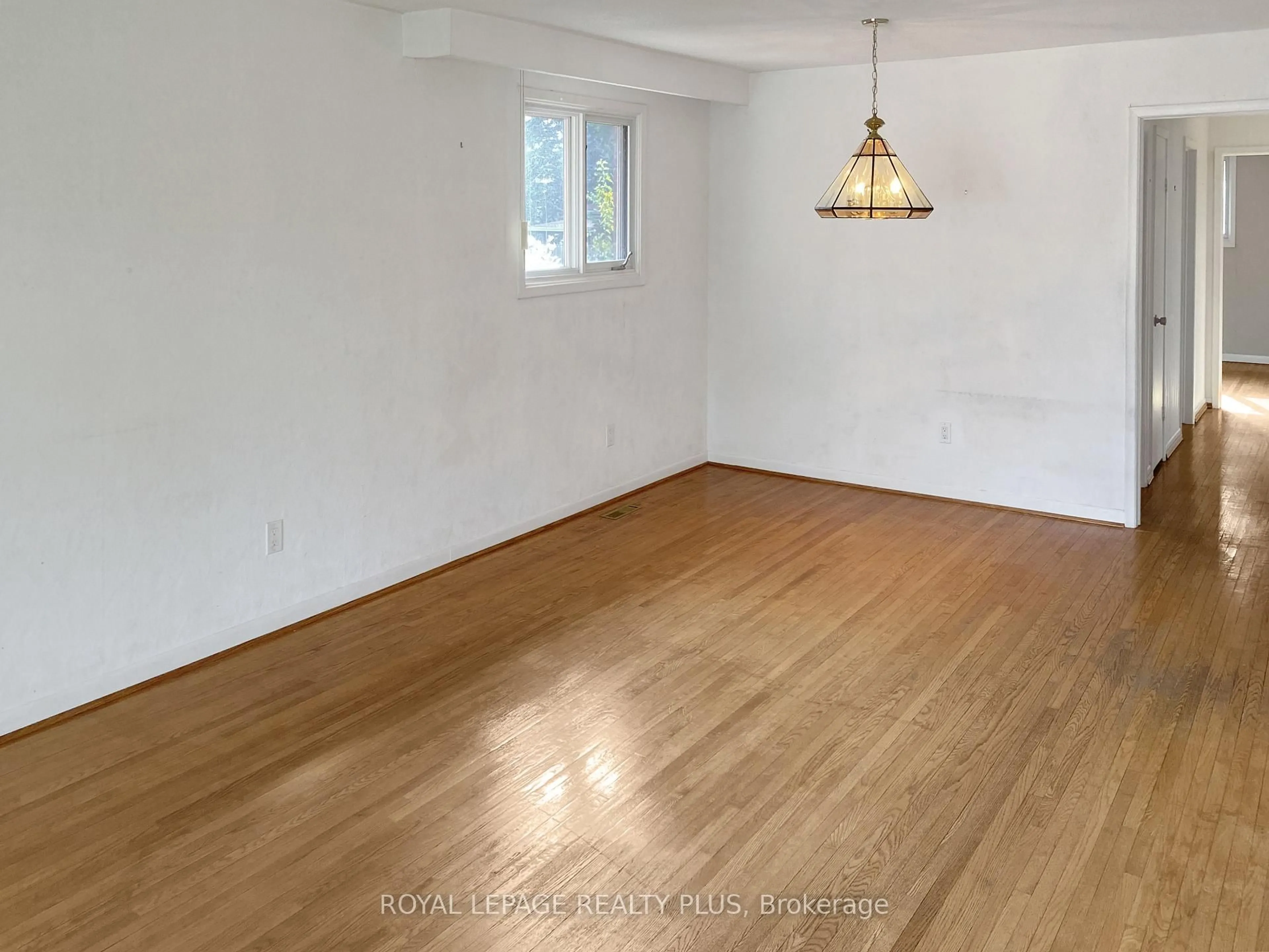 A pic of a room for 1604 Clarkson Rd, Mississauga Ontario L5J 2X2