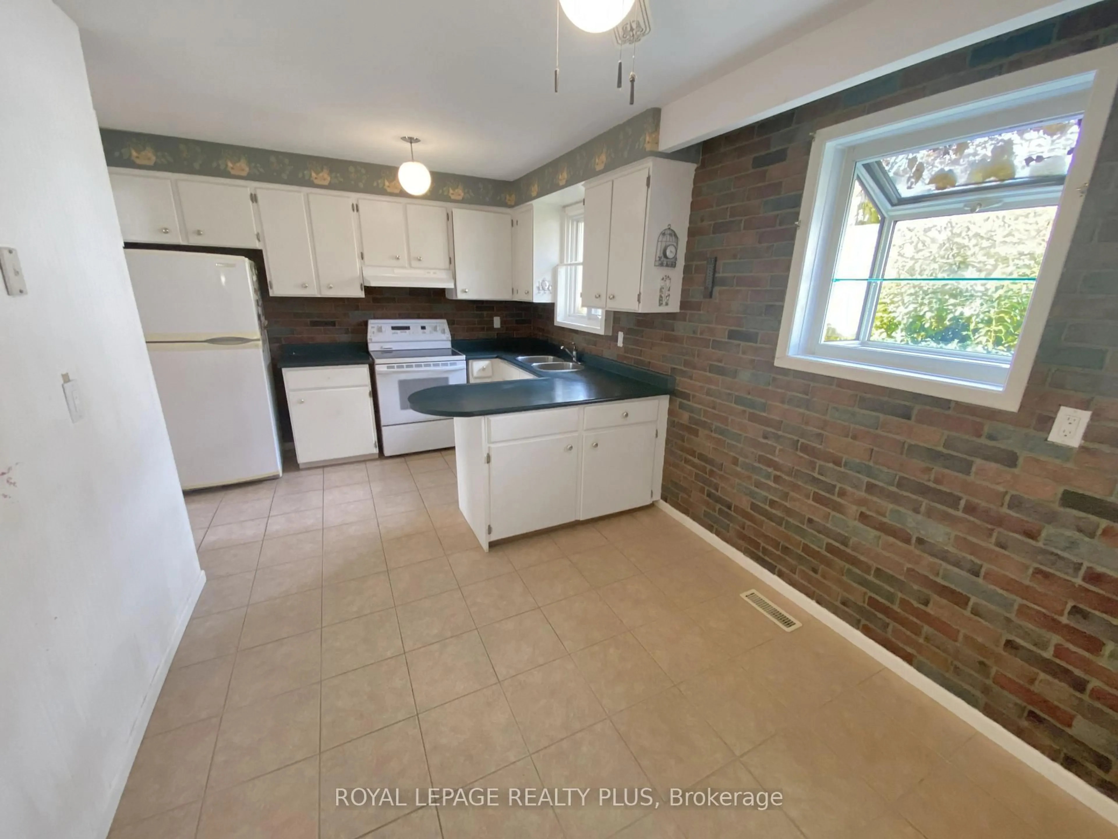 Standard kitchen, ceramic/tile floor for 1604 Clarkson Rd, Mississauga Ontario L5J 2X2
