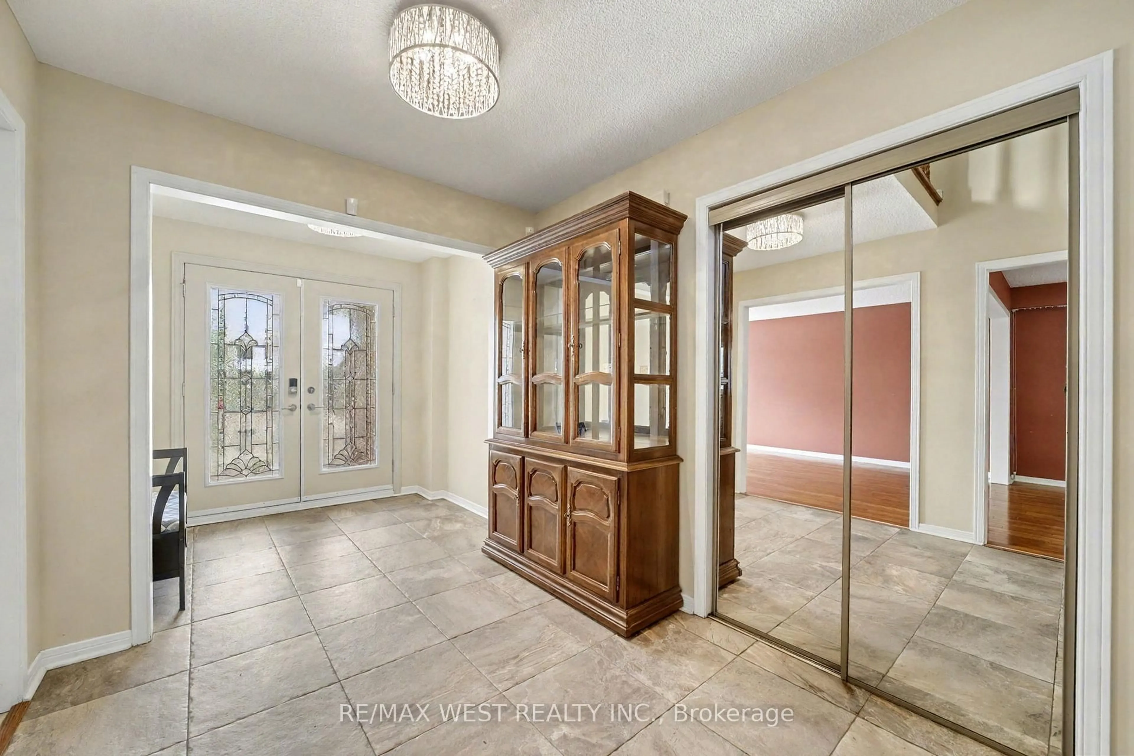 Indoor entryway for 1155 Willowbank Tr, Mississauga Ontario L4W 4B9
