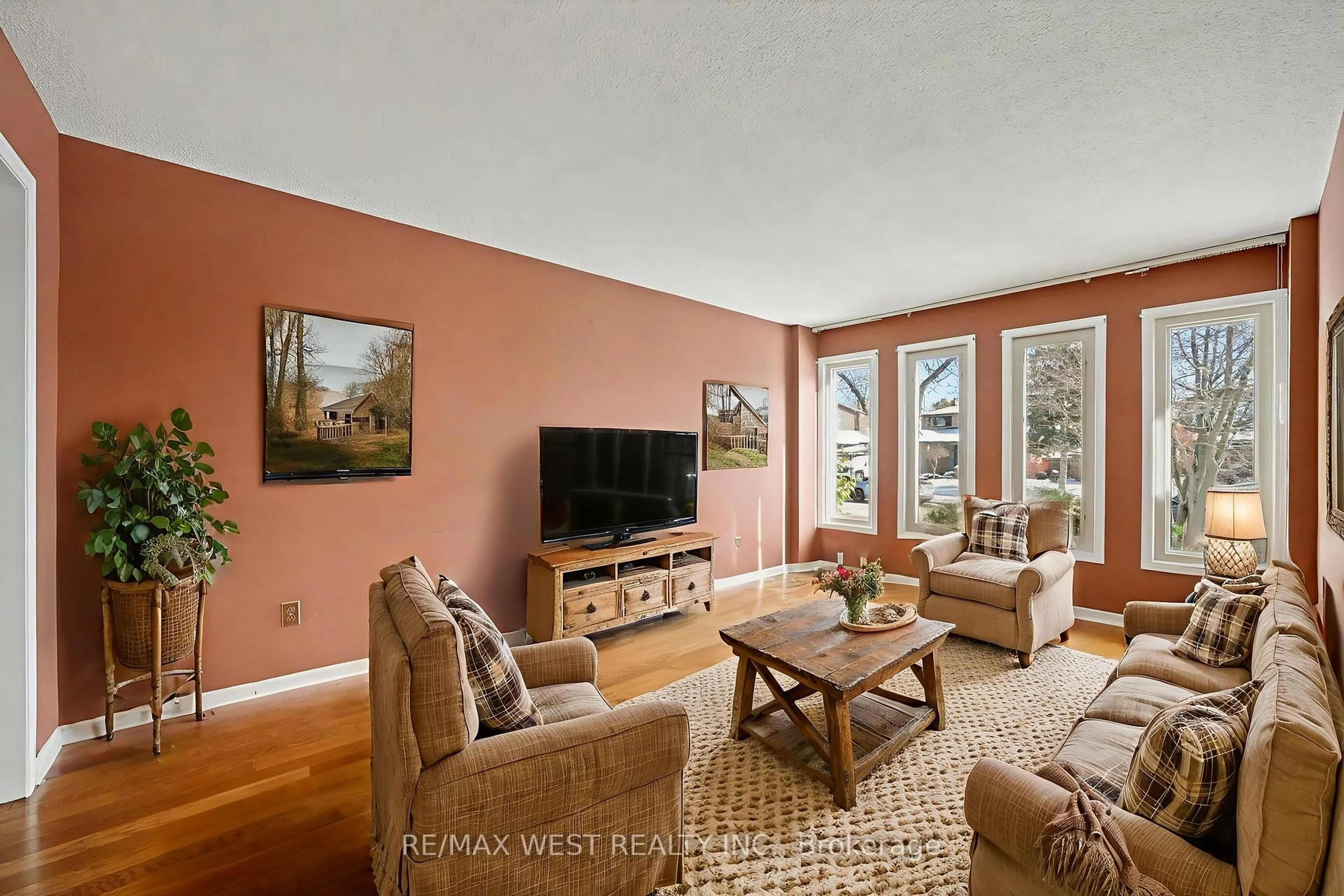 Living room with furniture, unknown for 1155 Willowbank Tr, Mississauga Ontario L4W 4B9