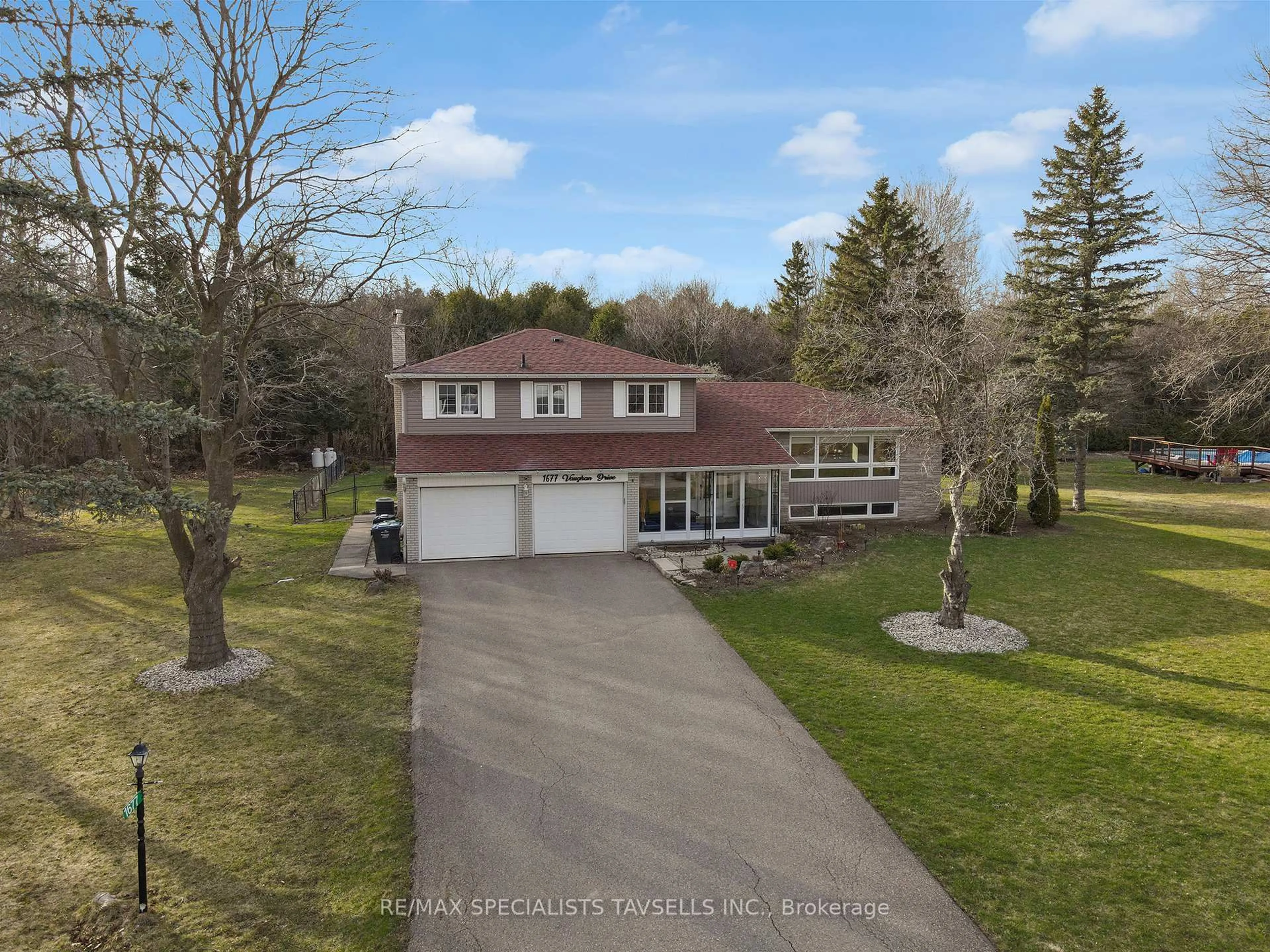 A pic from outside/outdoor area/front of a property/back of a property/a pic from drone, unknown for 1677 Vaughan Dr, Caledon Ontario L7K 1C4
