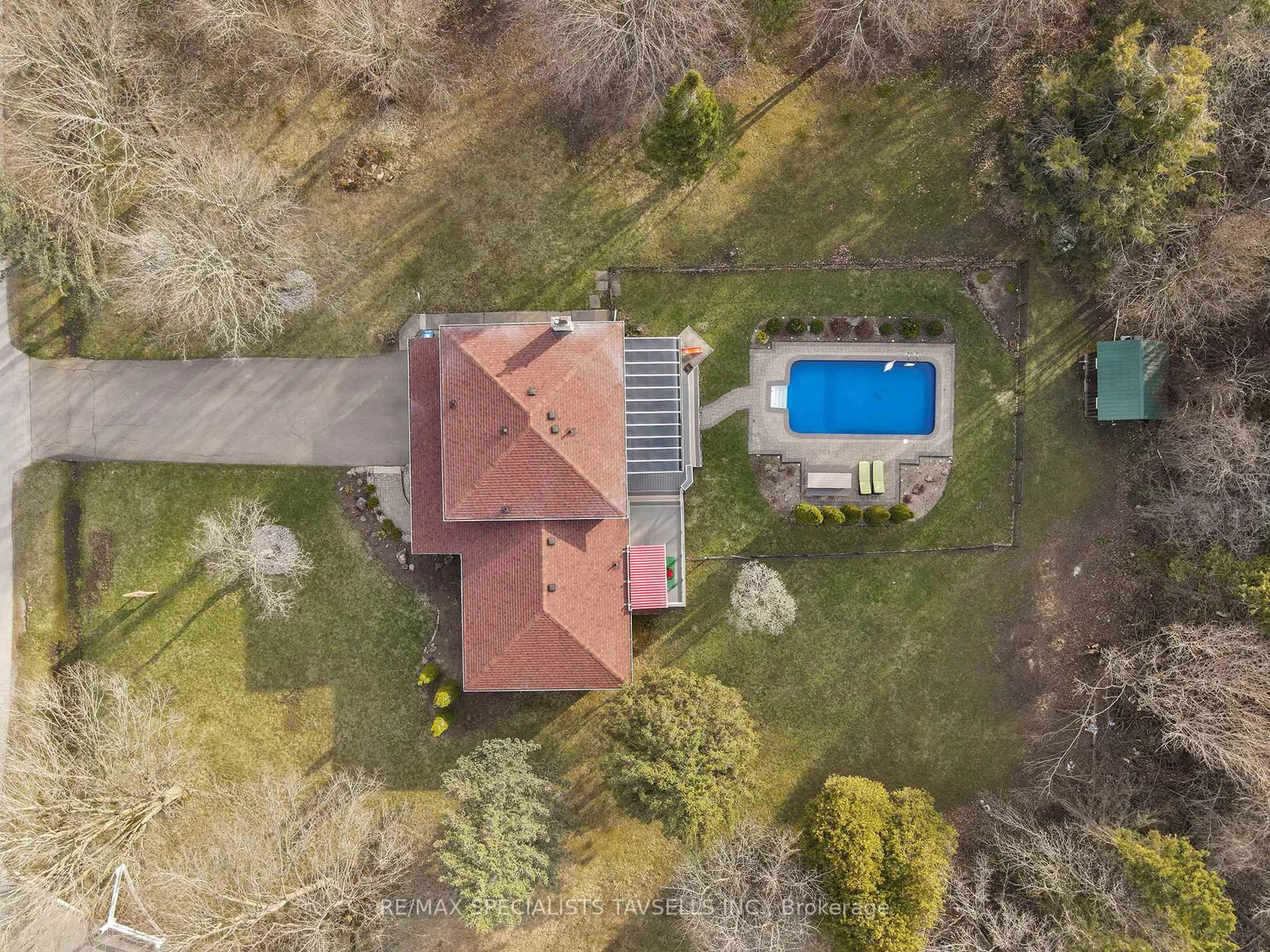 A pic from outside/outdoor area/front of a property/back of a property/a pic from drone, unknown for 1677 Vaughan Dr, Caledon Ontario L7K 1C4