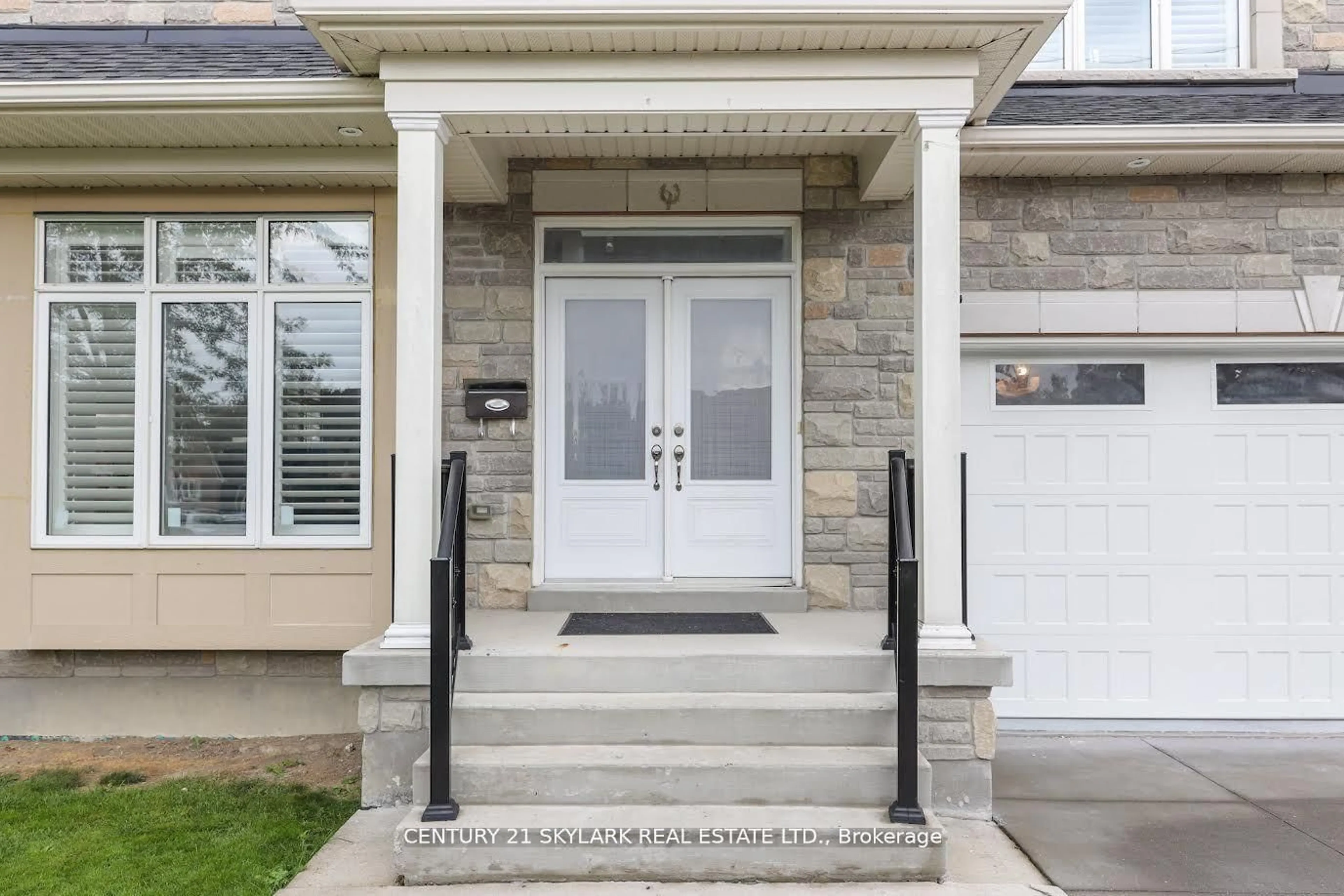 Indoor entryway for 3270 Etude Dr, Mississauga Ontario L4T 1T3