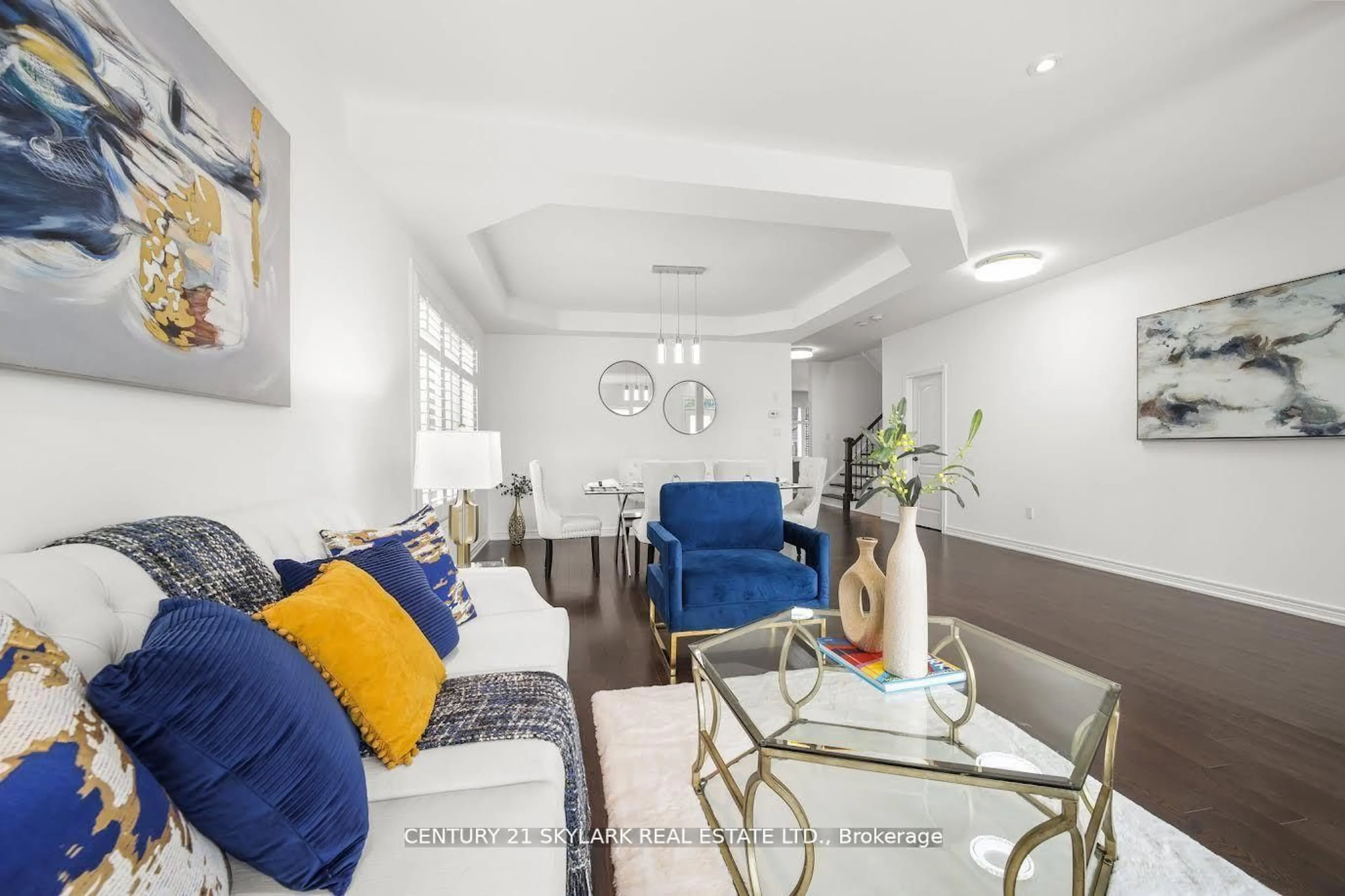 Living room with furniture, unknown for 3270 Etude Dr, Mississauga Ontario L4T 1T3