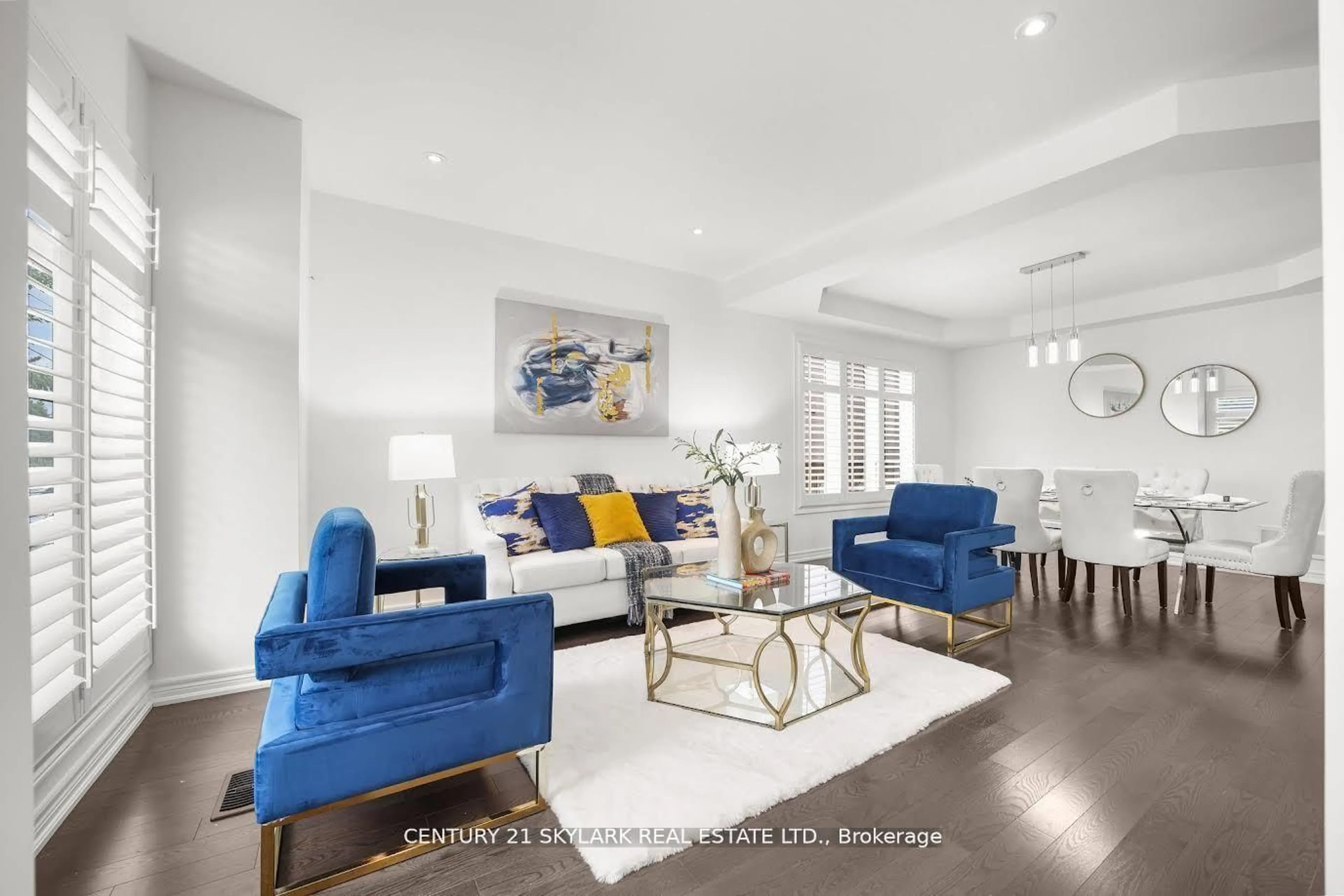 Living room with furniture, unknown for 3270 Etude Dr, Mississauga Ontario L4T 1T3