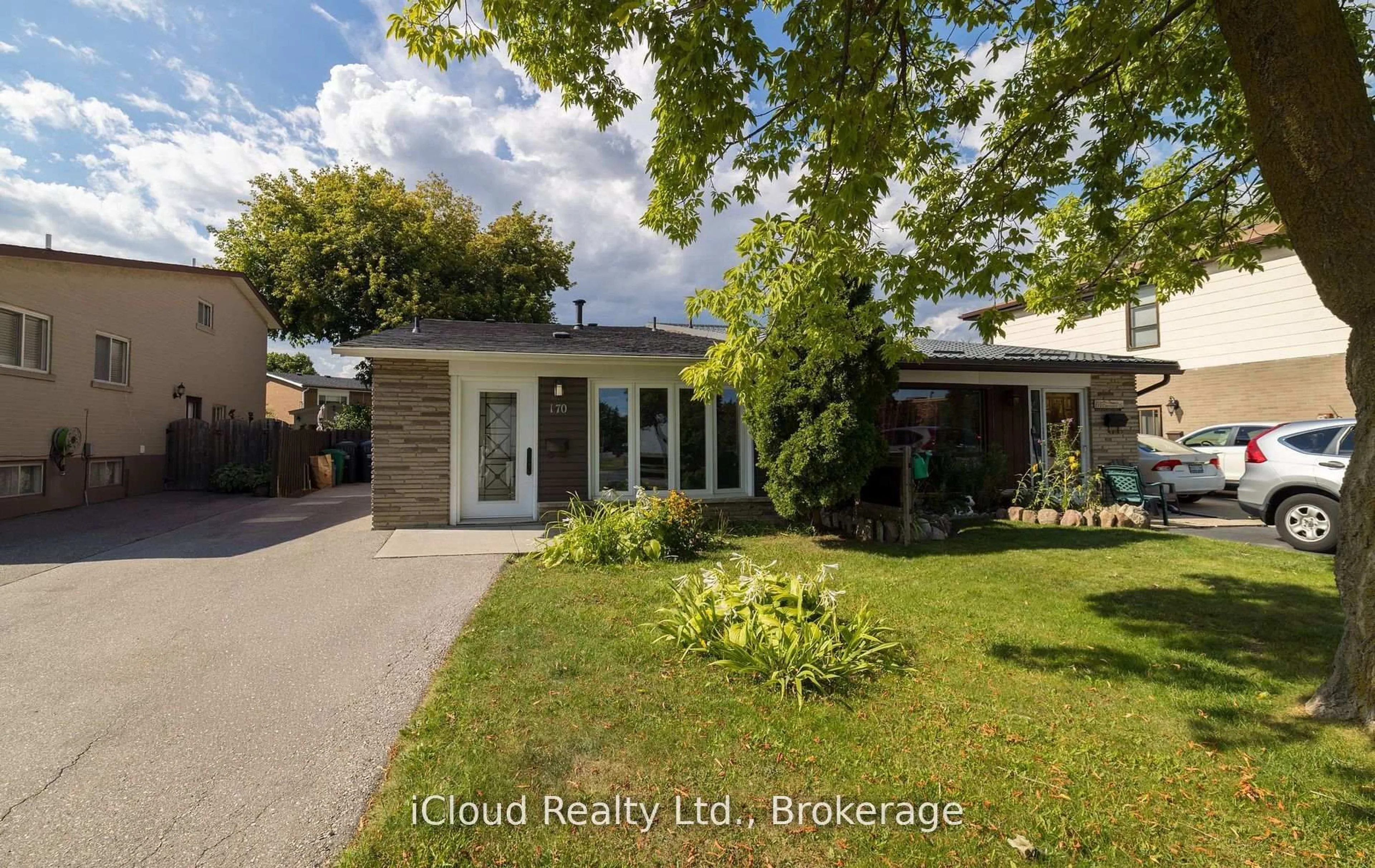 A pic from outside/outdoor area/front of a property/back of a property/a pic from drone, street for 170 Clarence St, Brampton Ontario L6W 1S9