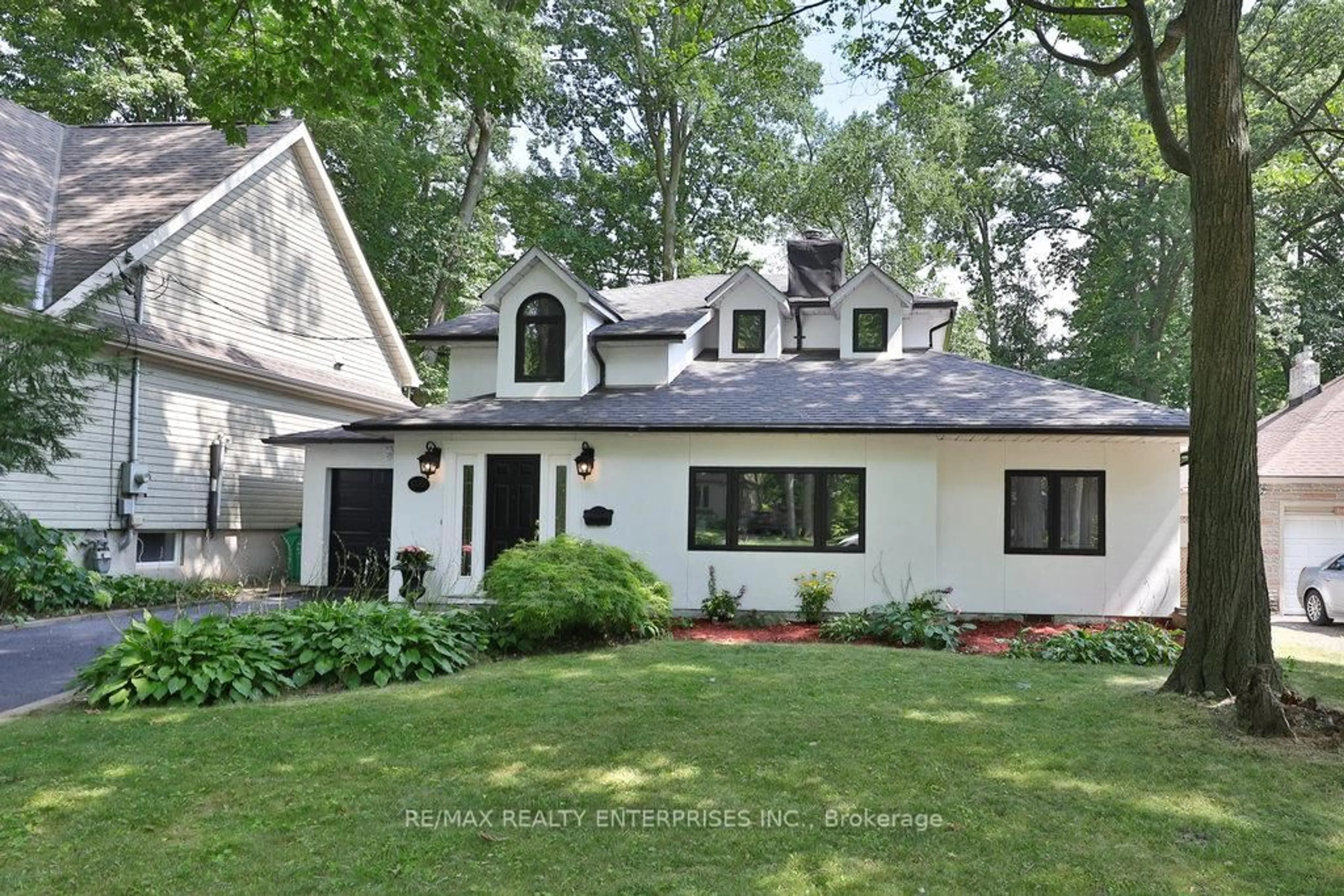 Home with vinyl exterior material, street for 1389 Milton Ave, Mississauga Ontario L5G 3C5