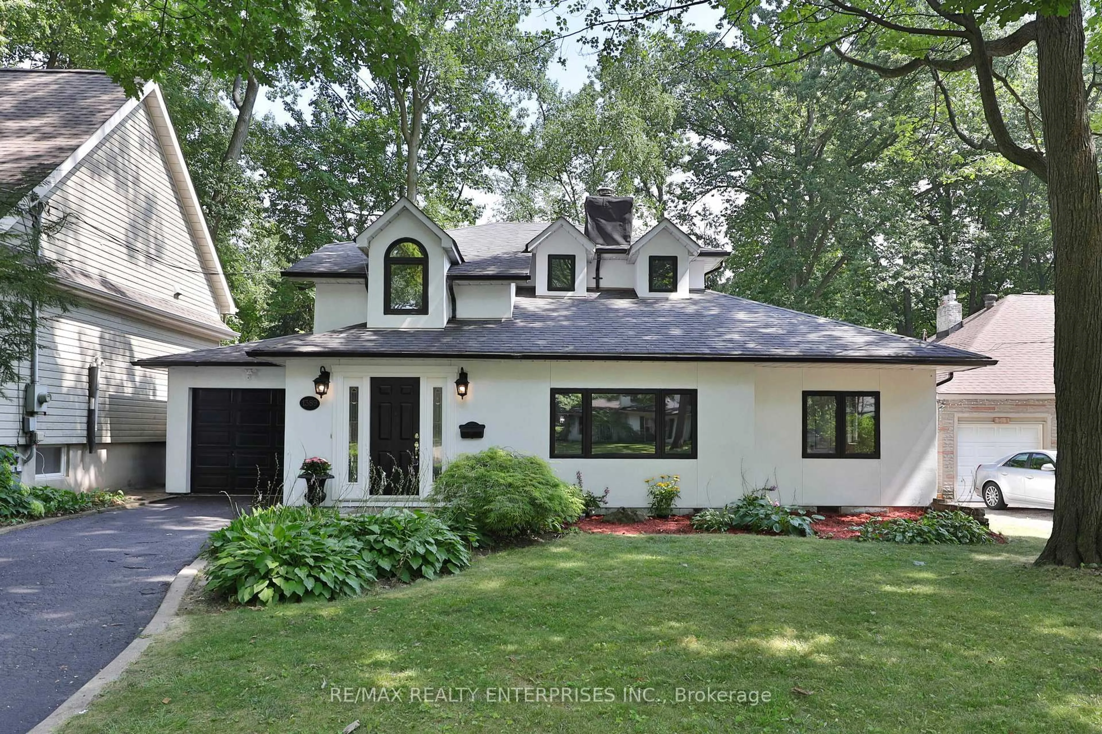 Home with vinyl exterior material, street for 1389 Milton Ave, Mississauga Ontario L5G 3C5