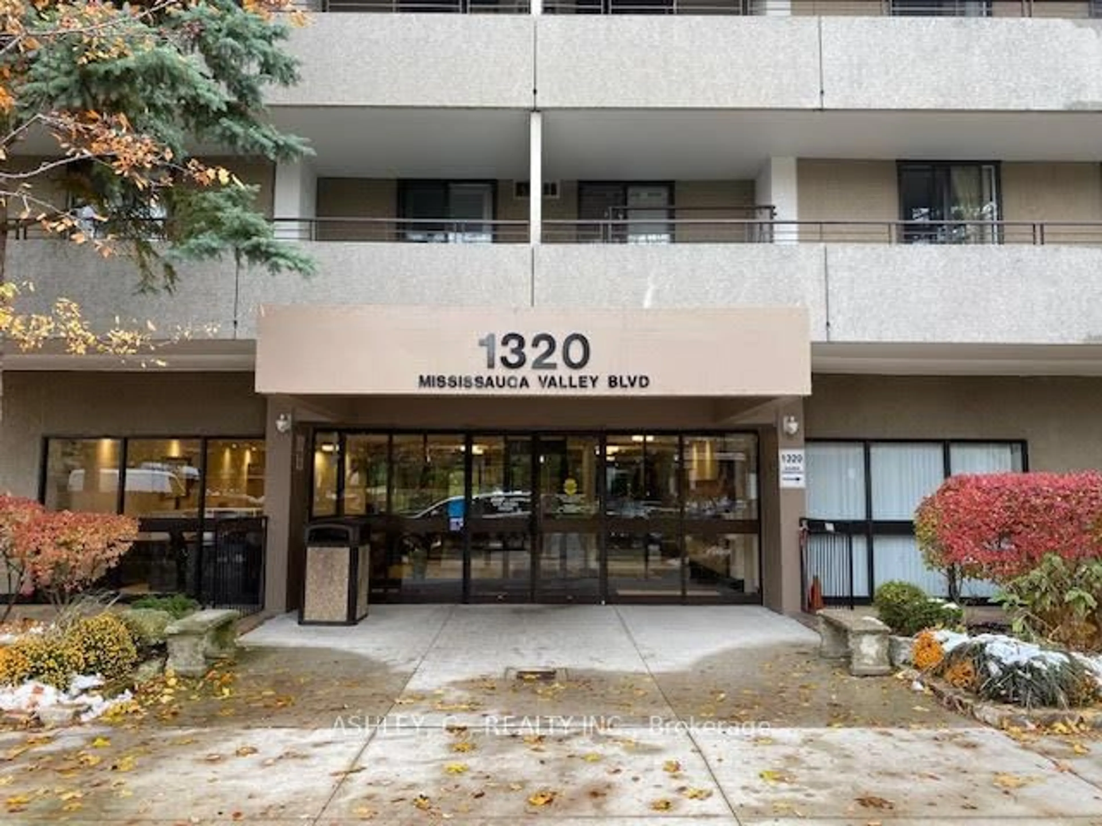 Indoor foyer for 1320 Mississauga Valley Blvd #503, Mississauga Ontario L5A 3S9