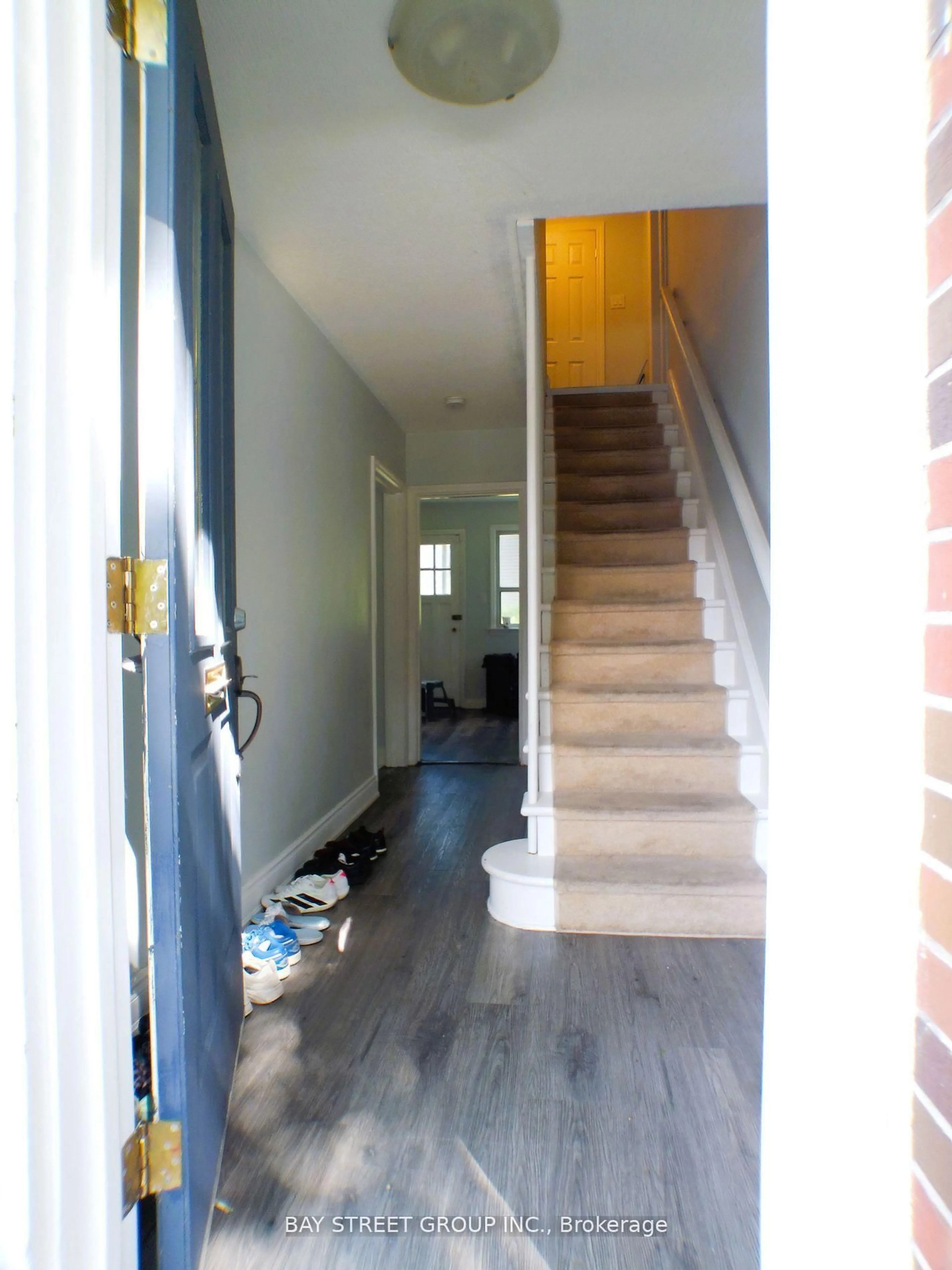 Indoor entryway for 60 Mary St, Brampton Ontario L6W 2R3