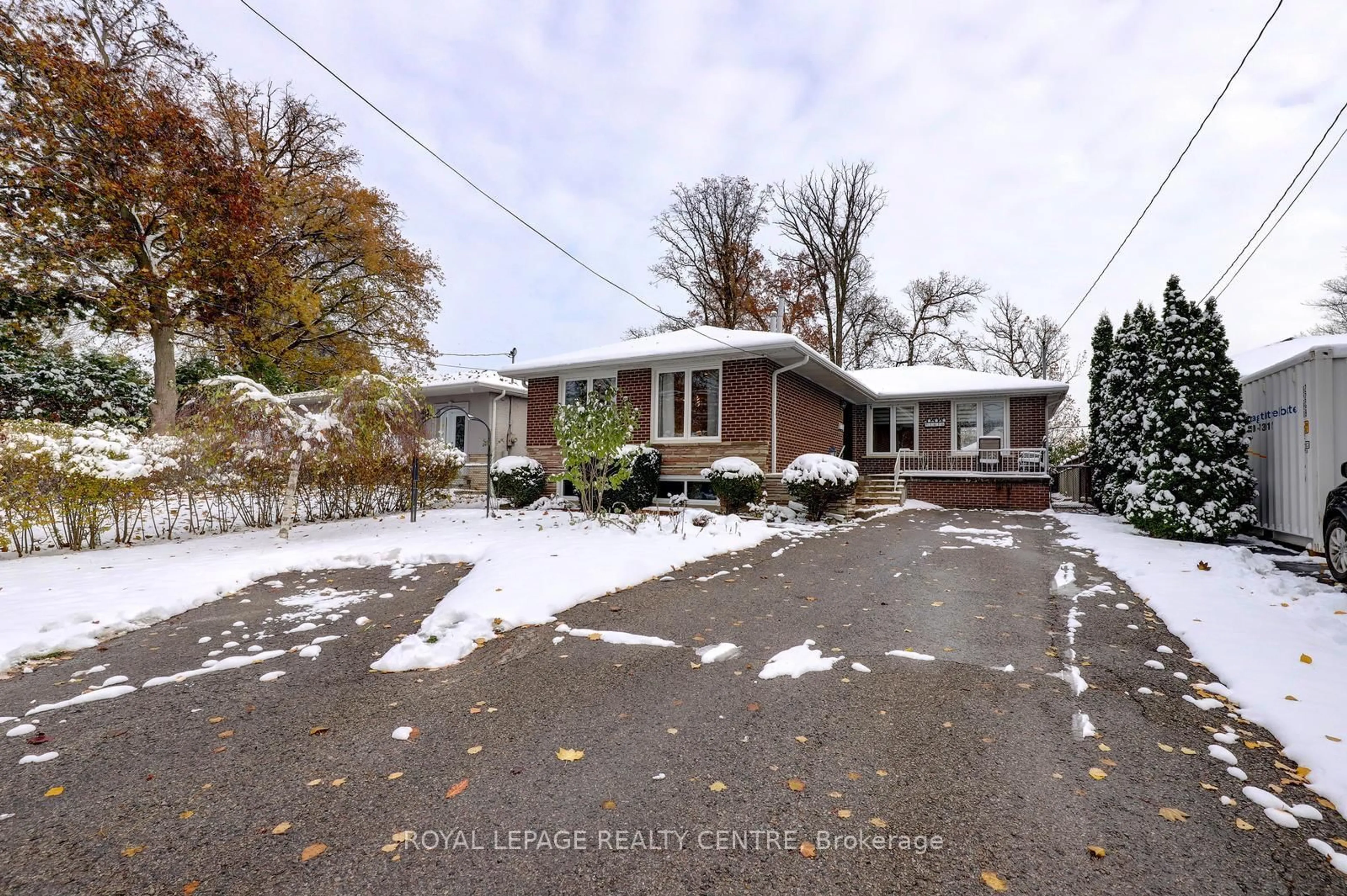 A pic from outside/outdoor area/front of a property/back of a property/a pic from drone, street for 1416 Monaghan Circ, Mississauga Ontario L5C 1R8