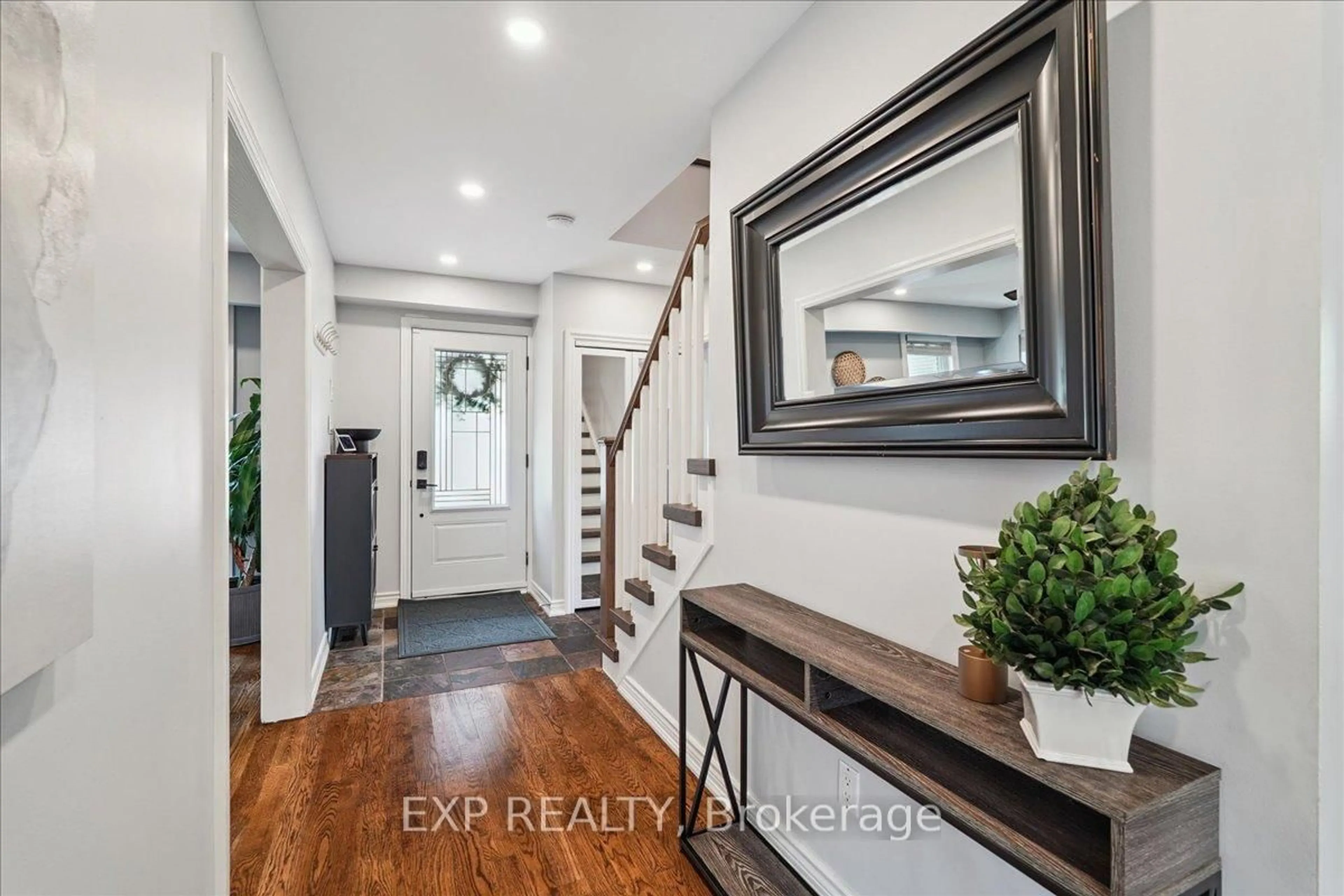 Indoor entryway for 1923 Steepbank Cres, Mississauga Ontario L4X 1T9