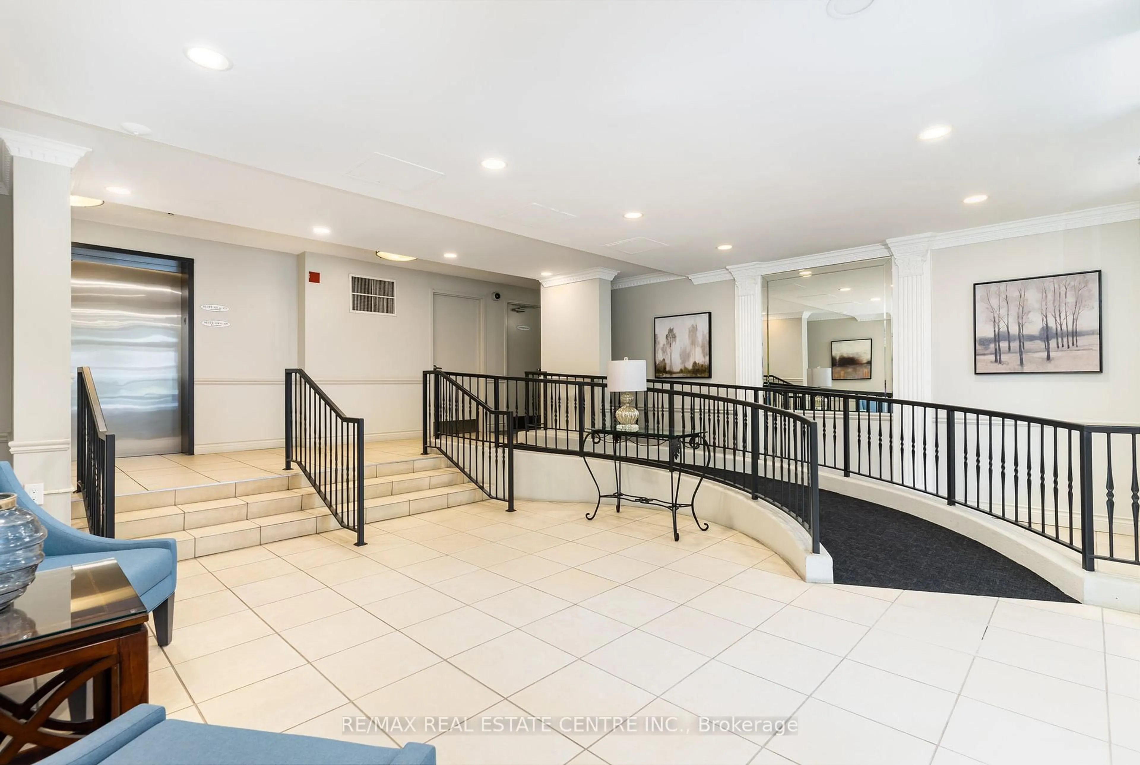 Indoor foyer for 2301 Parkhaven Blvd #410, Oakville Ontario L6H 6V6