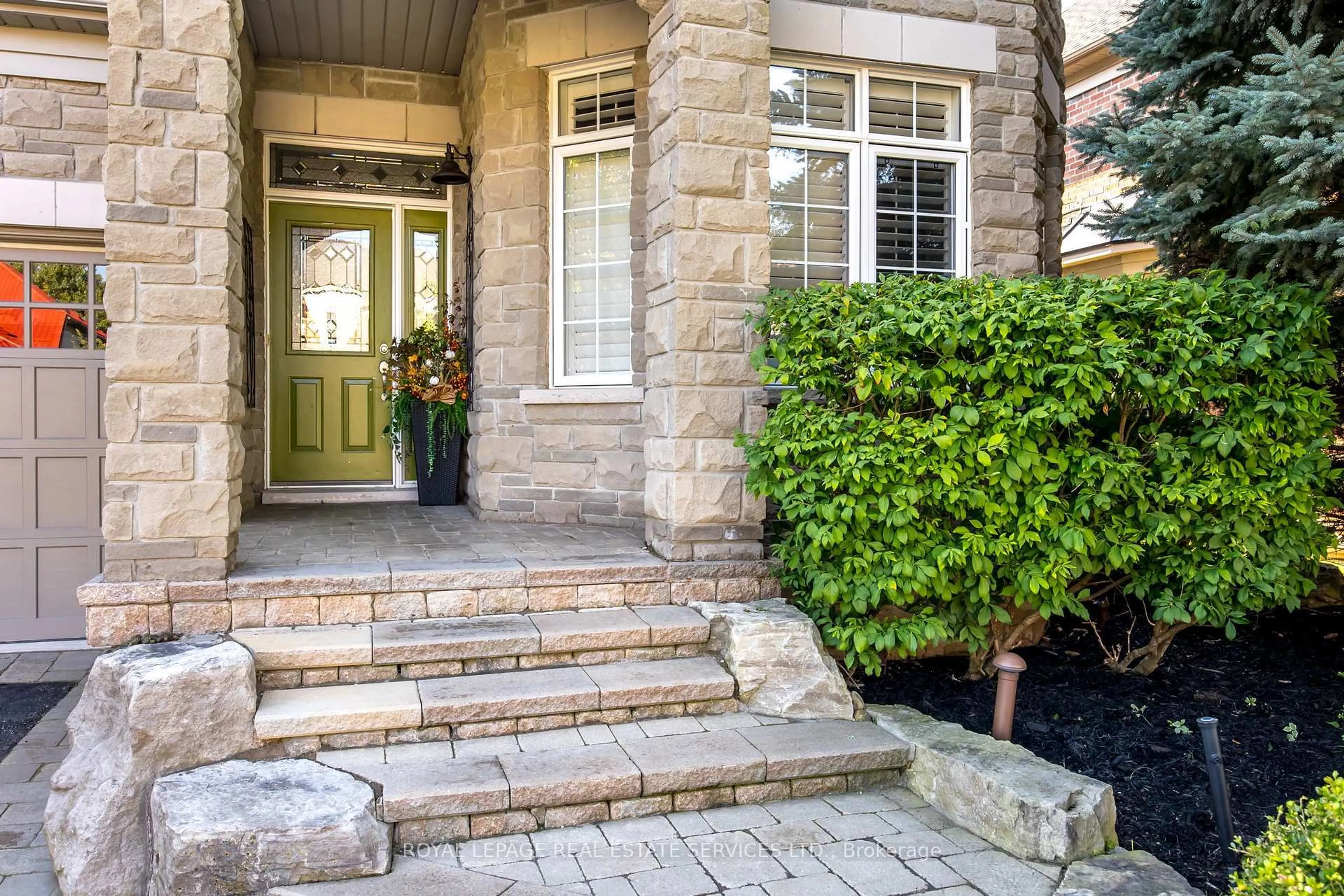 Indoor entryway for 25 Edmonton St, Brampton Ontario L6Y 5L2
