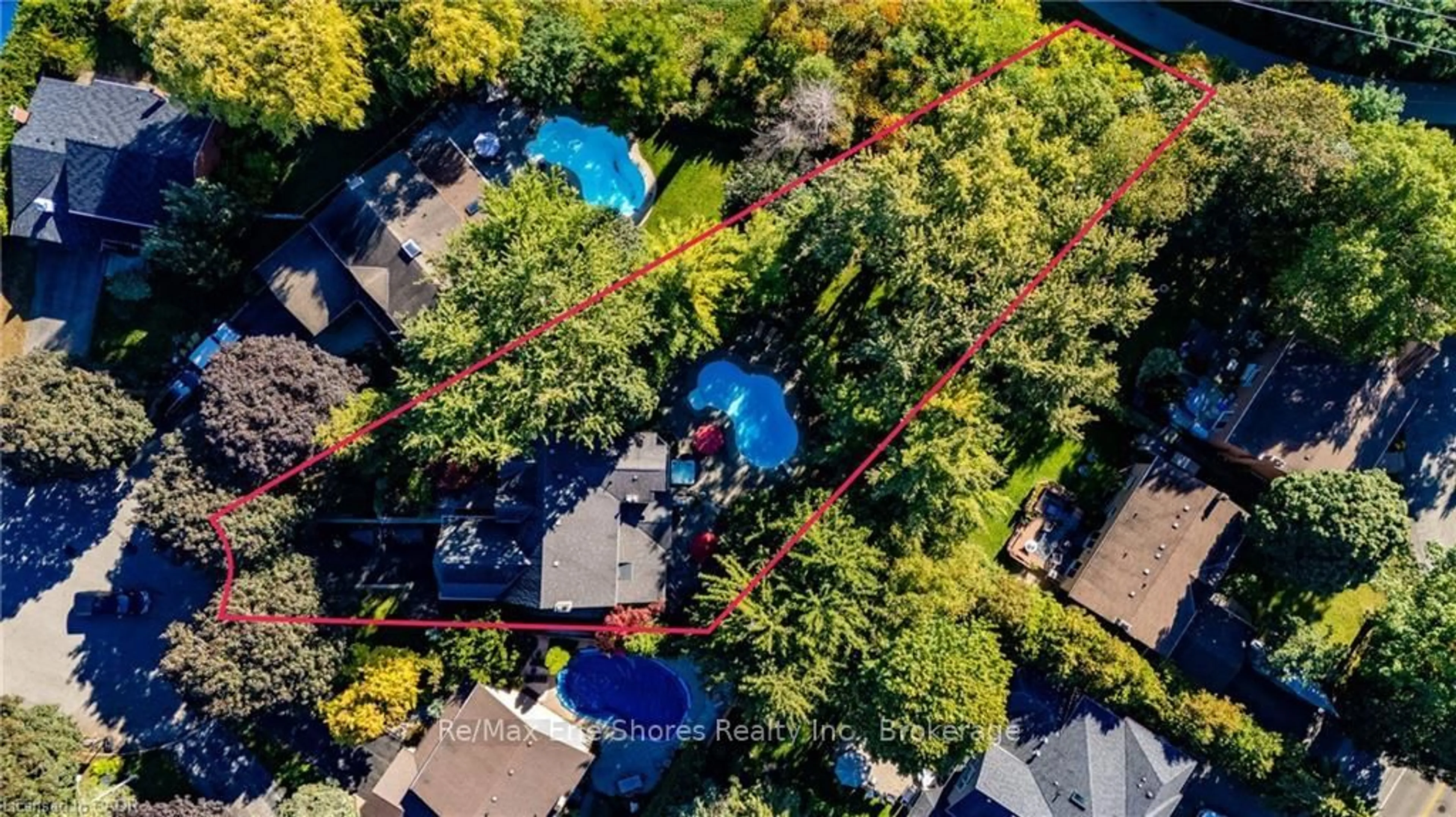 A pic from outside/outdoor area/front of a property/back of a property/a pic from drone, unknown for 1338 Prince Albert Crt, Mississauga Ontario L5H 3S1