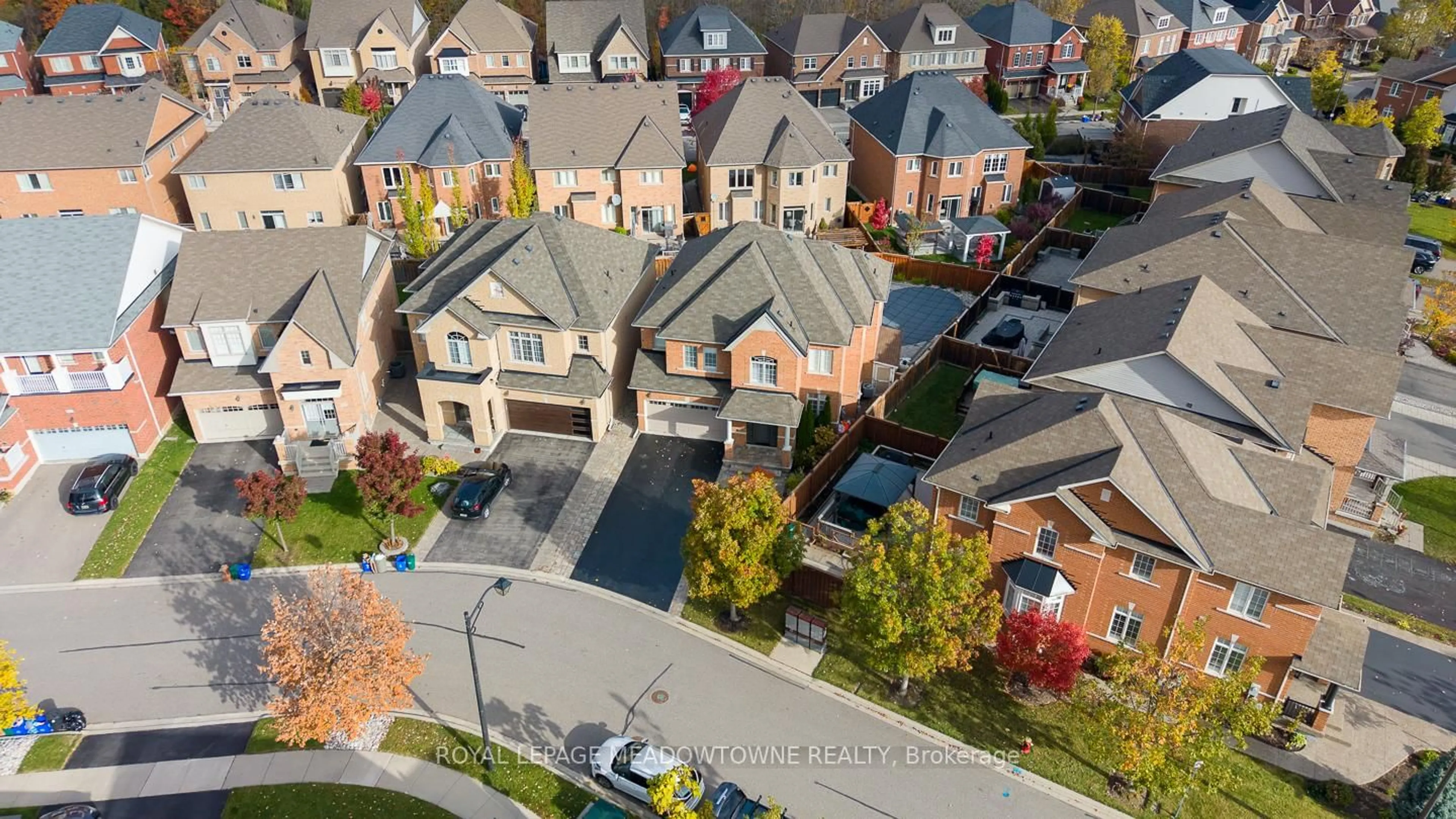 A pic from outside/outdoor area/front of a property/back of a property/a pic from drone, street for 195 Huddlestone Cres, Milton Ontario L9T 8M9