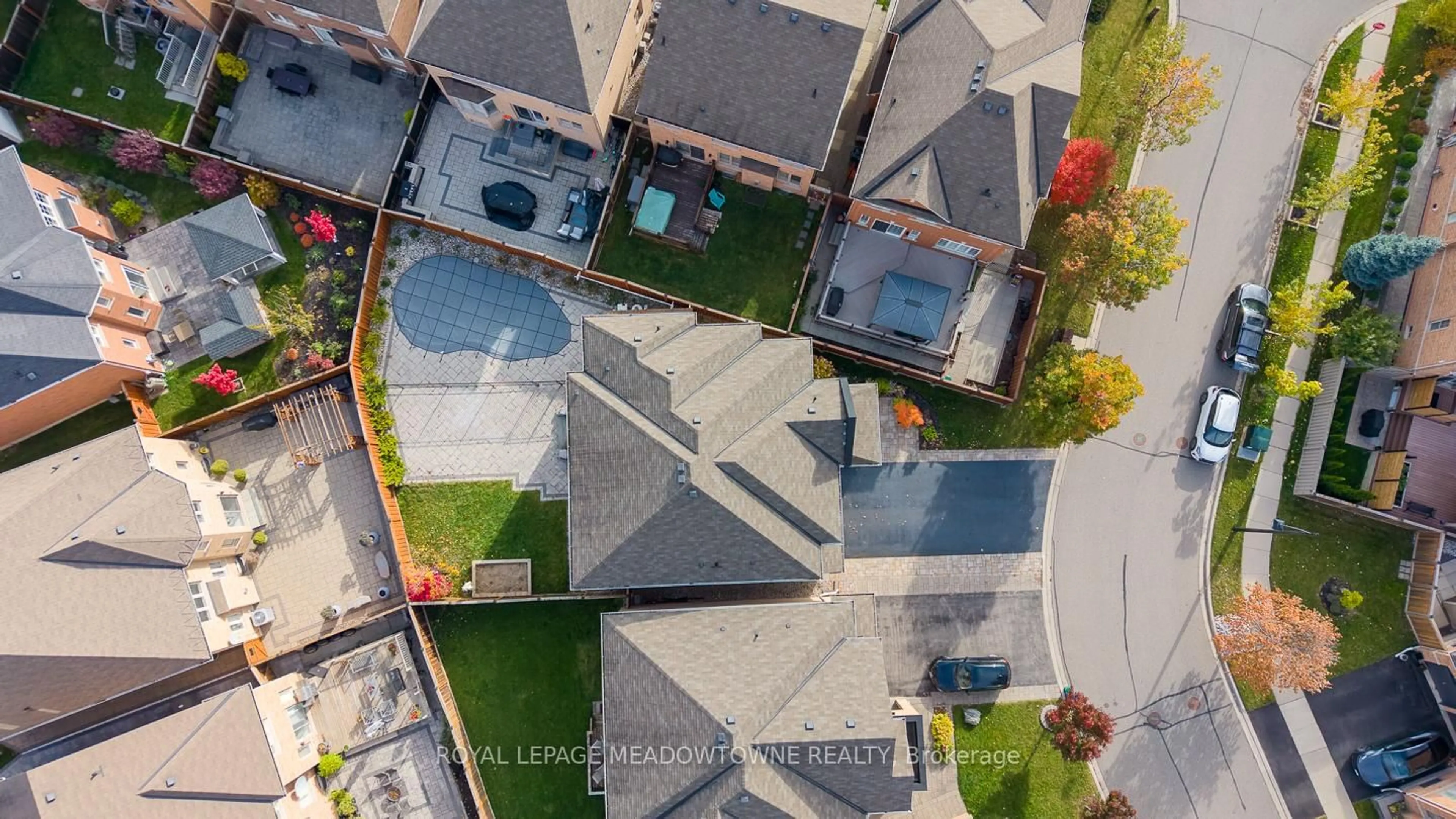 A pic from outside/outdoor area/front of a property/back of a property/a pic from drone, city buildings view from balcony for 195 Huddlestone Cres, Milton Ontario L9T 8M9