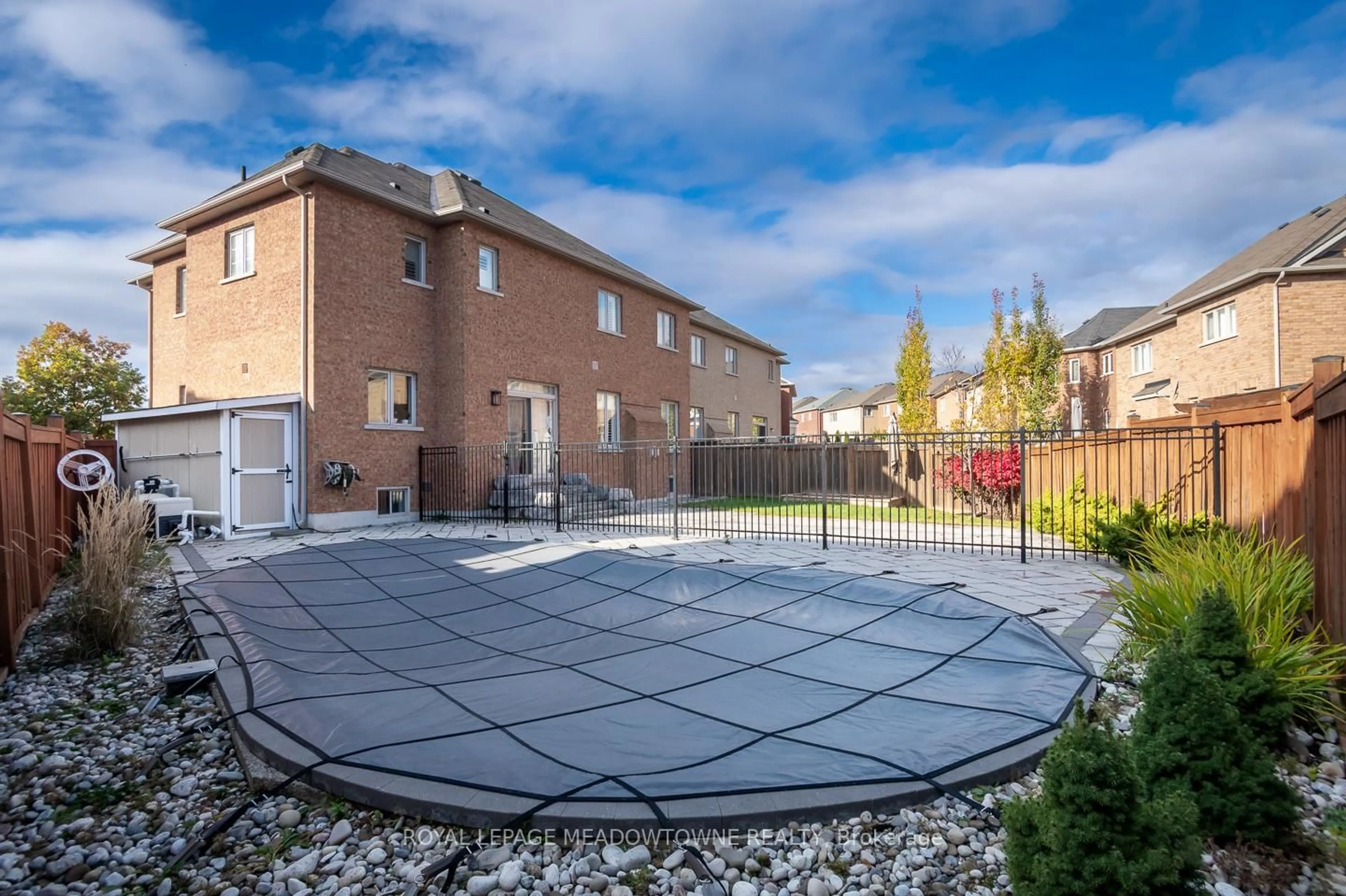 Patio, street for 195 Huddlestone Cres, Milton Ontario L9T 8M9