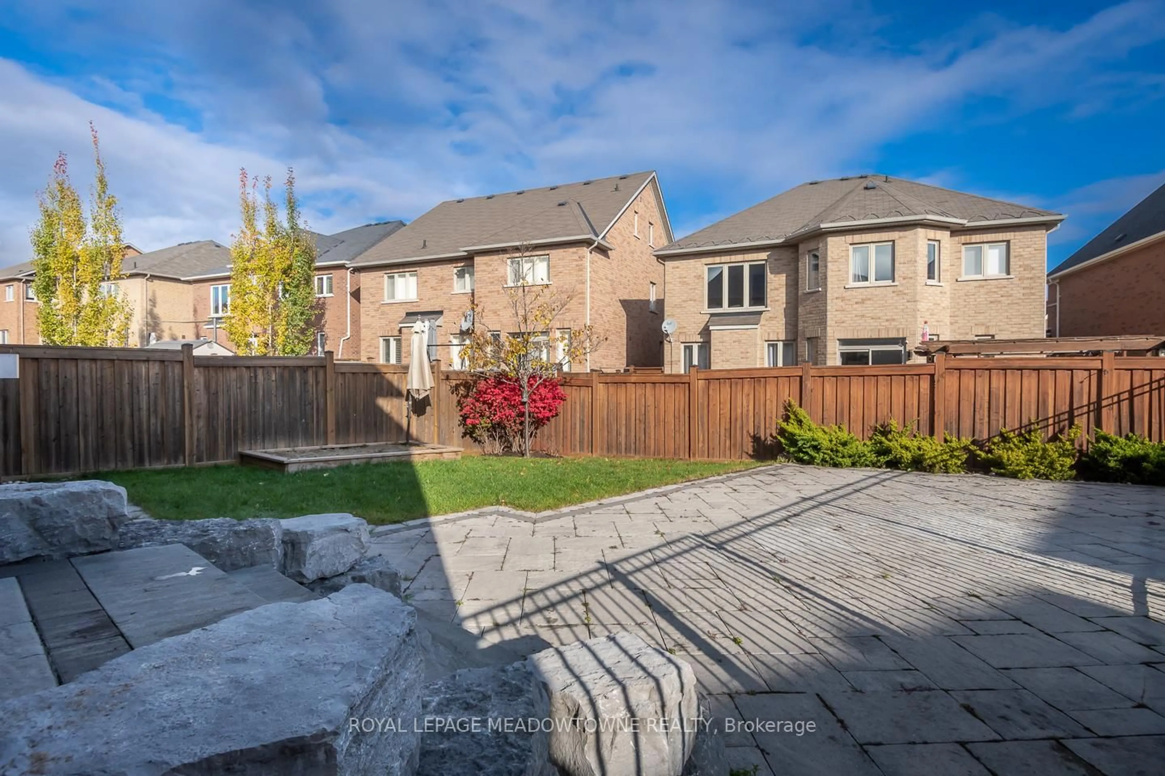 Patio, street for 195 Huddlestone Cres, Milton Ontario L9T 8M9