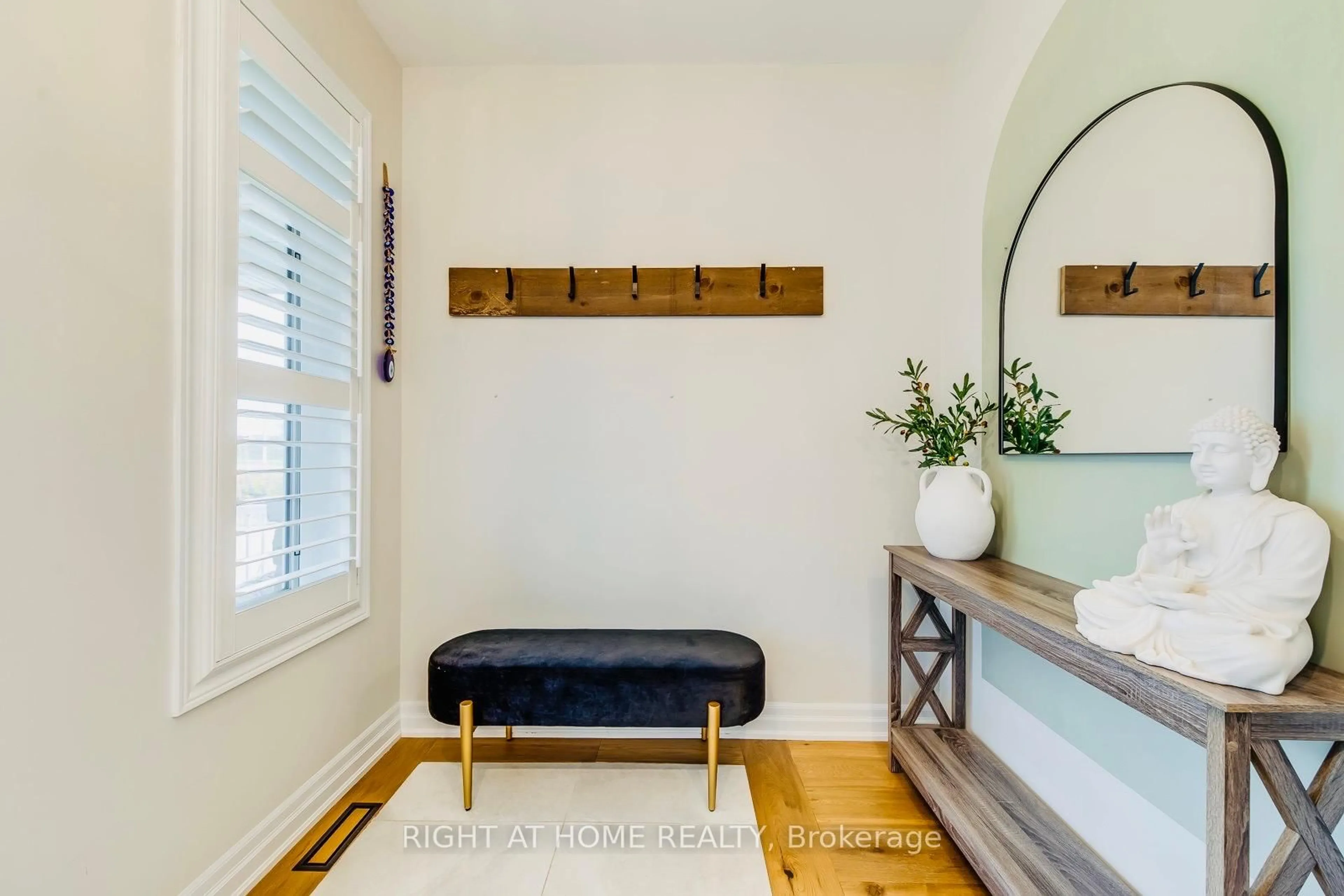 Indoor entryway for 10 Cedarholme Ave, Caledon Ontario L7C 3S9