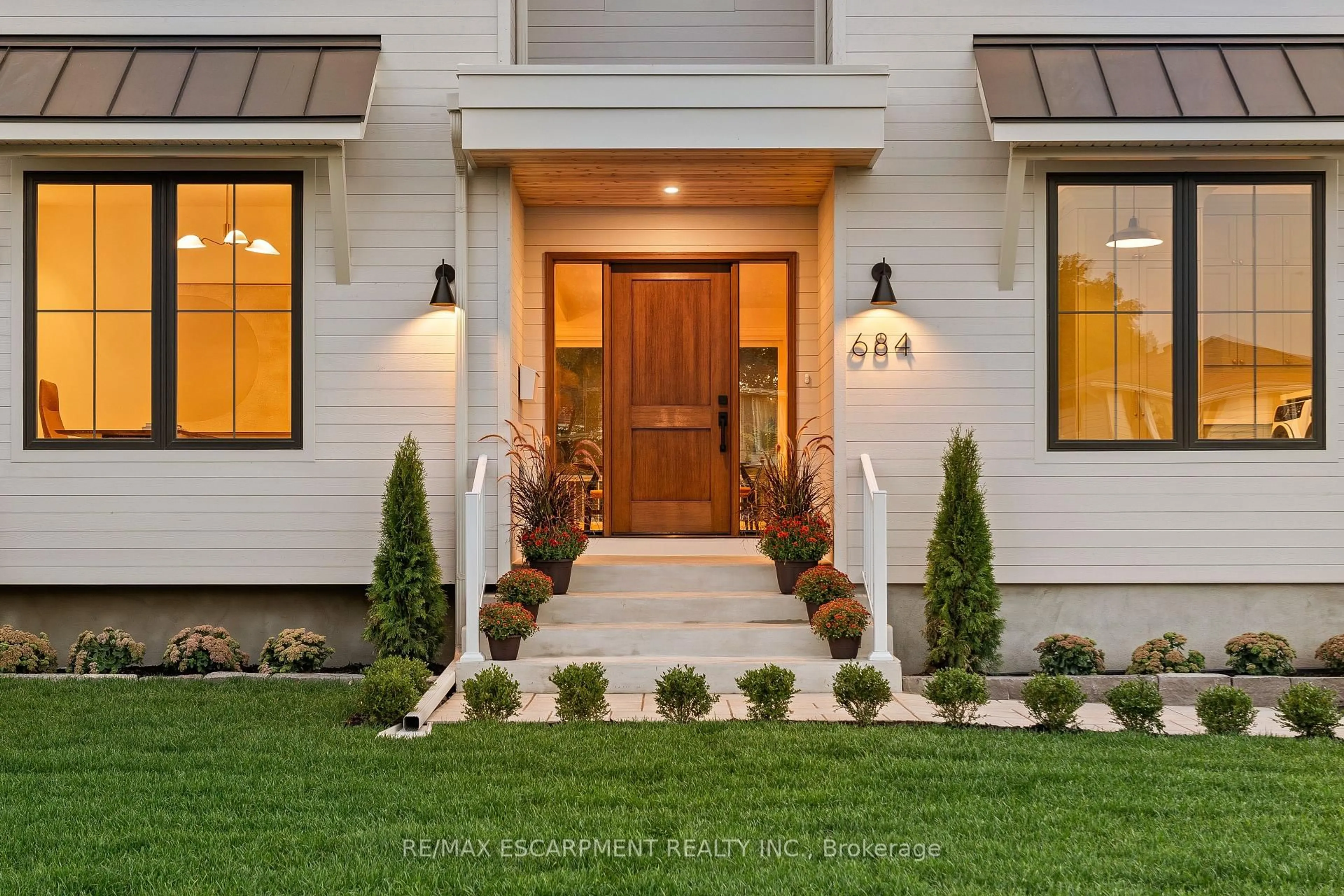 Indoor entryway for 684 Peele Blvd, Burlington Ontario L7R 3B9