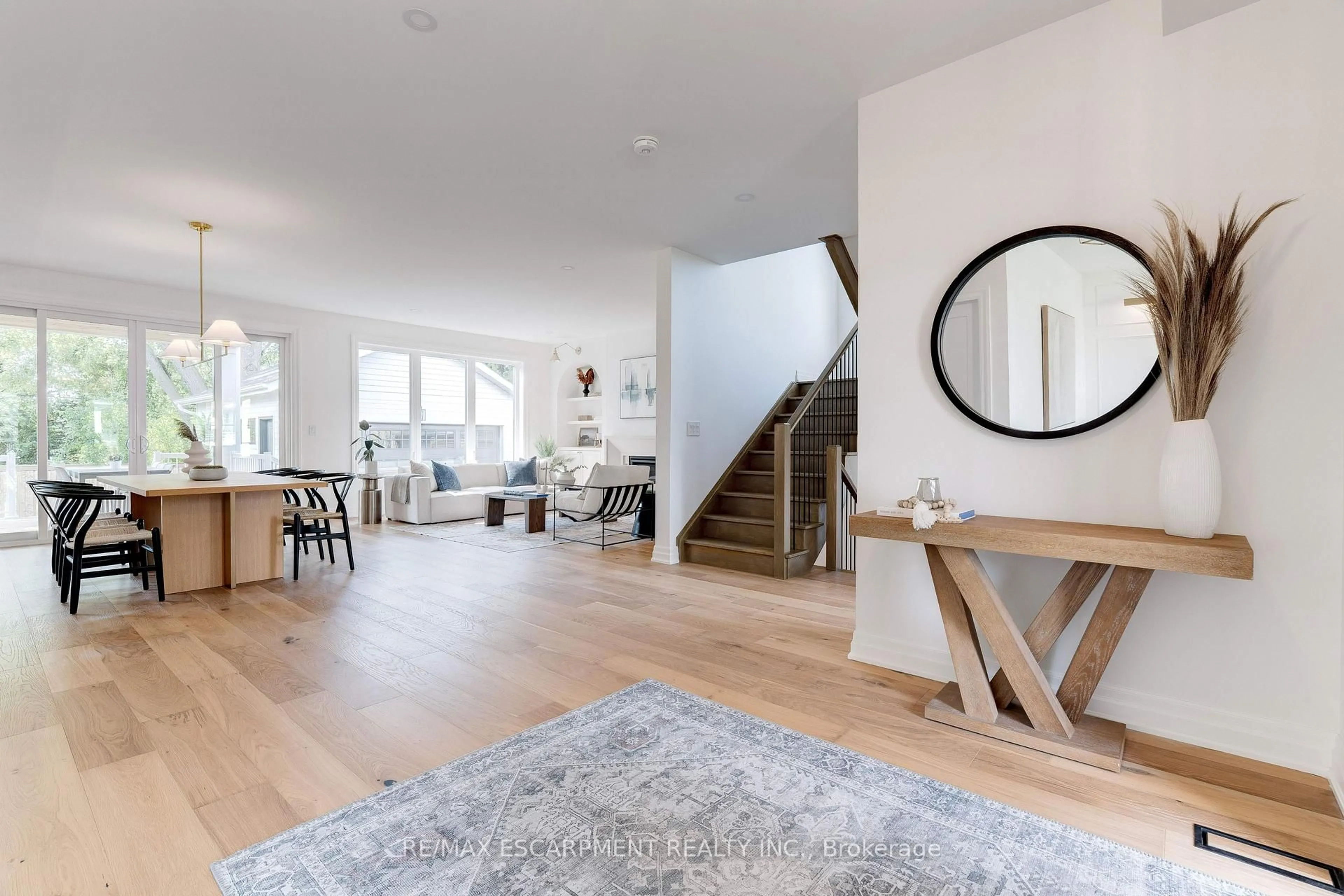 Unknown for 684 Peele Blvd, Burlington Ontario L7R 3B9