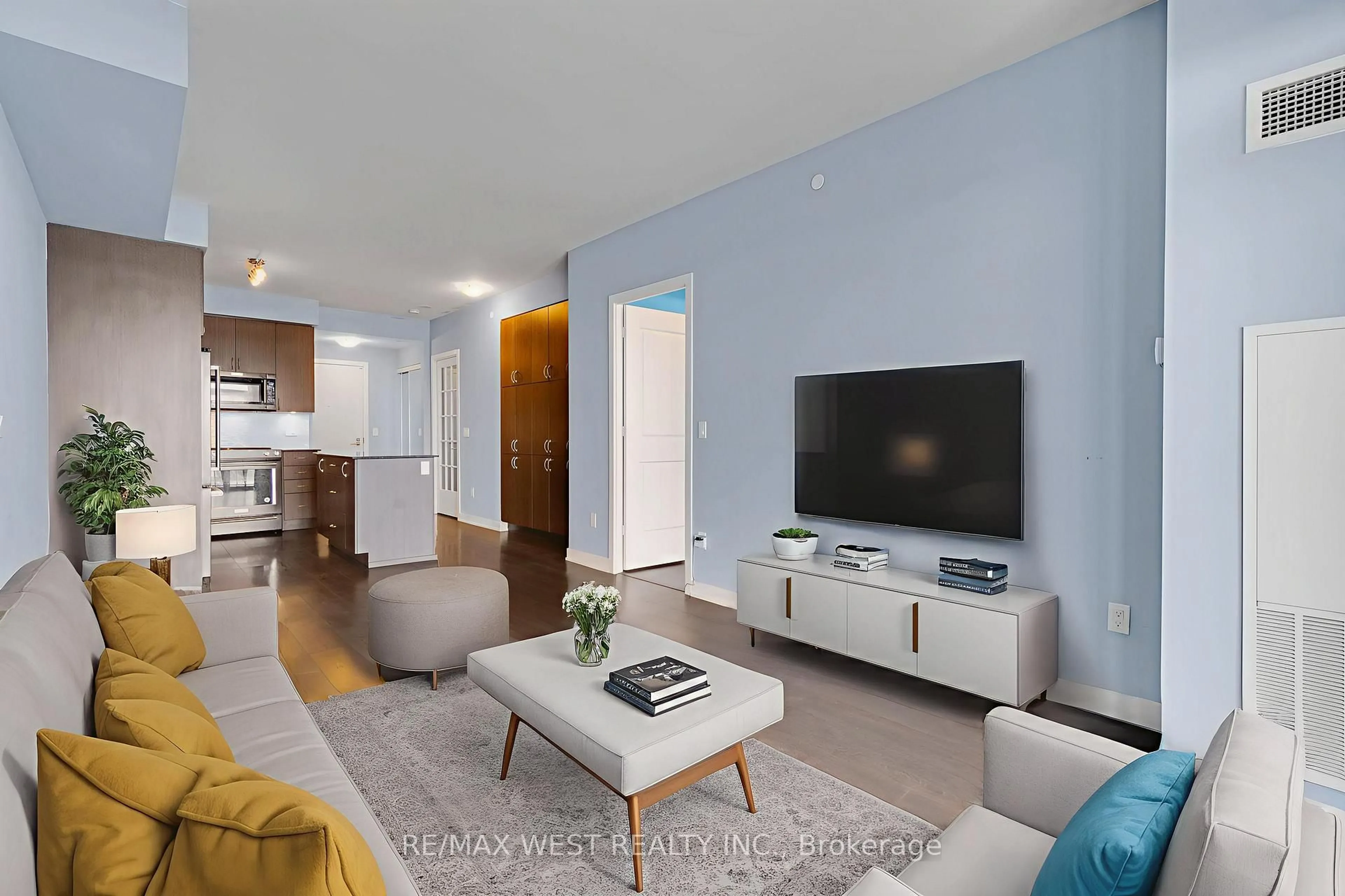 Living room with furniture, unknown for 4655 Glen Erin Dr #1002, Mississauga Ontario L5M 0Z1