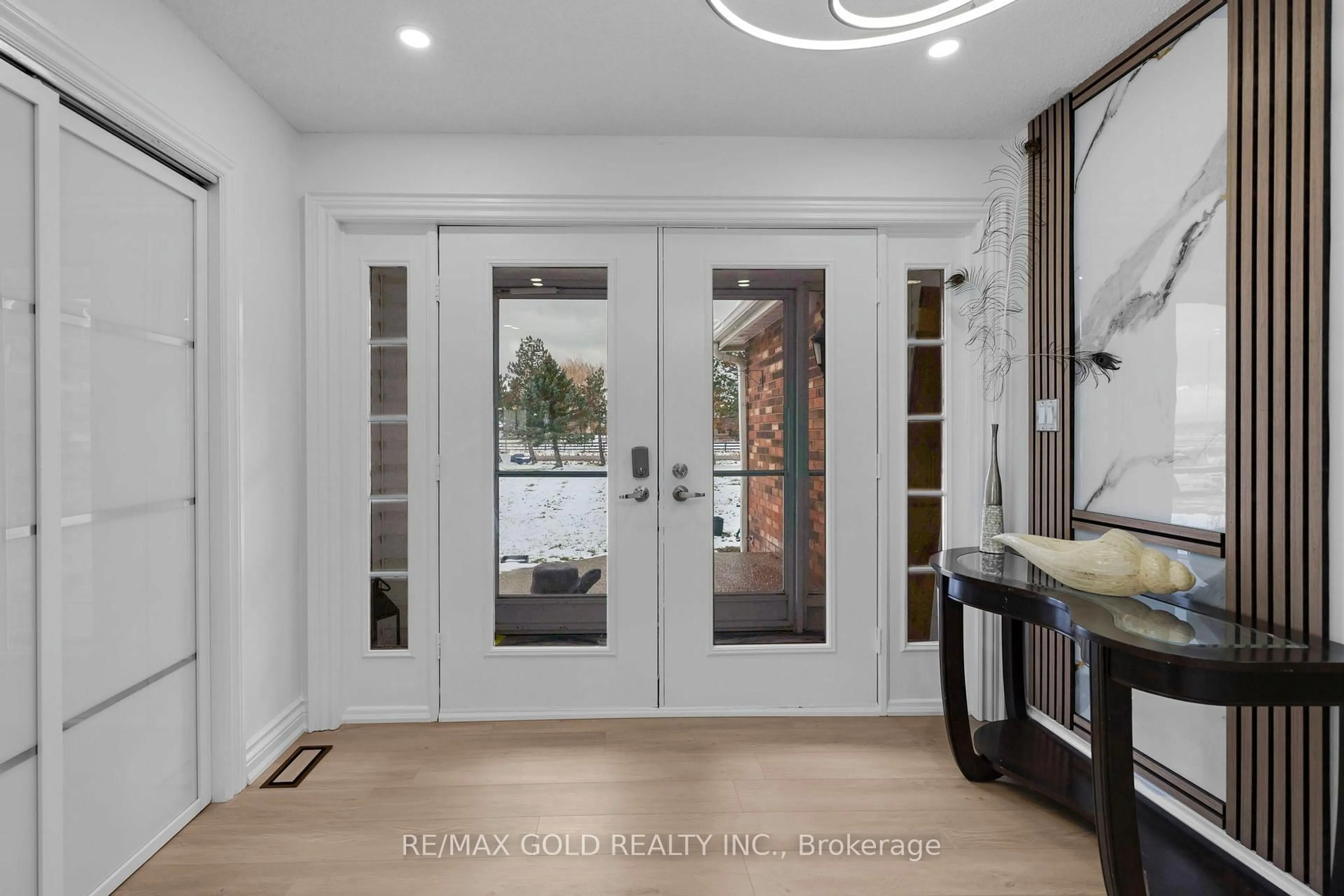 Indoor entryway for 14165 Mclaughlin Rd, Caledon Ontario L7C 2B3