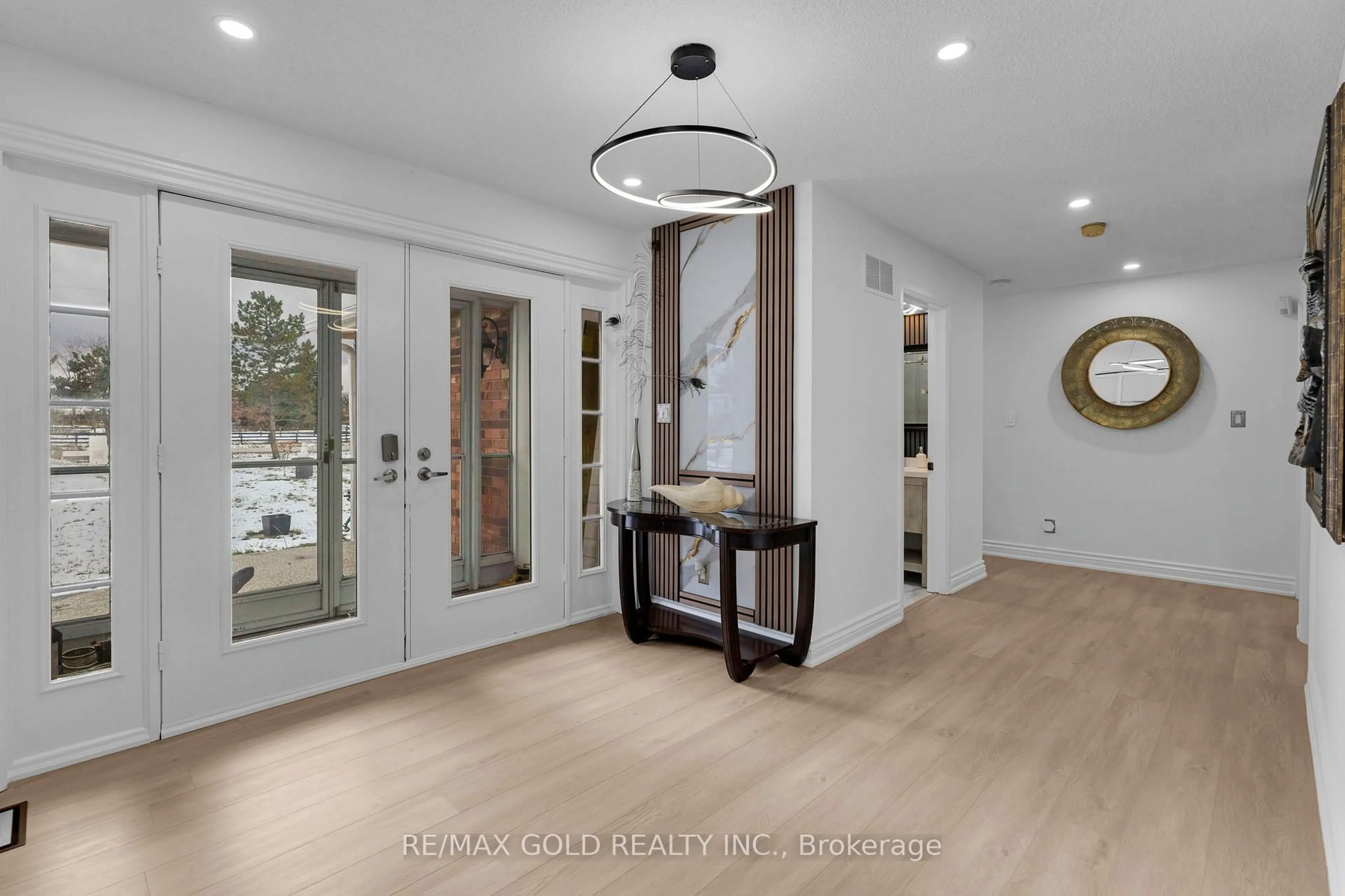 Indoor entryway for 14165 Mclaughlin Rd, Caledon Ontario L7C 2B3