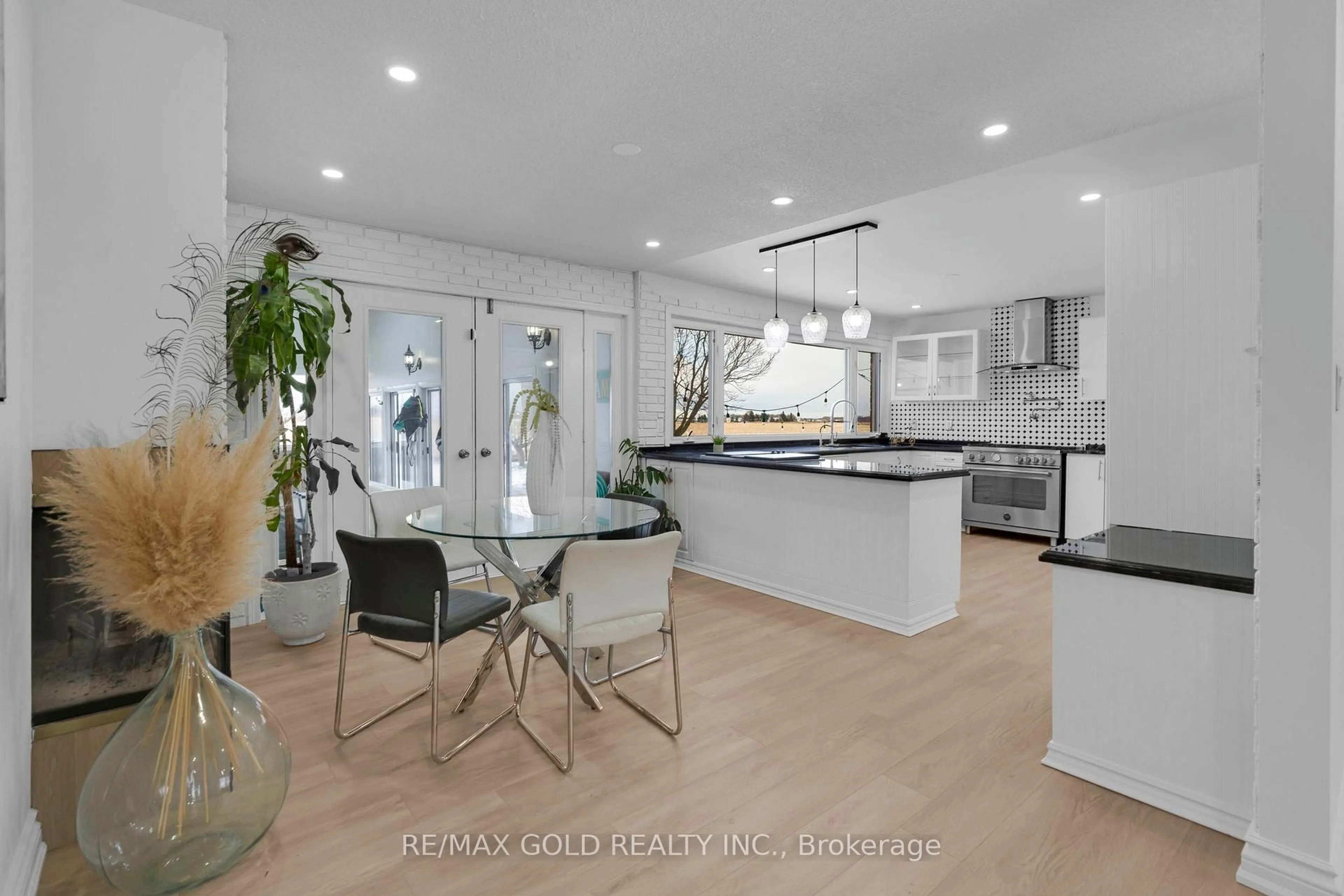 Open concept kitchen, ceramic/tile floor for 14165 Mclaughlin Rd, Caledon Ontario L7C 2B3