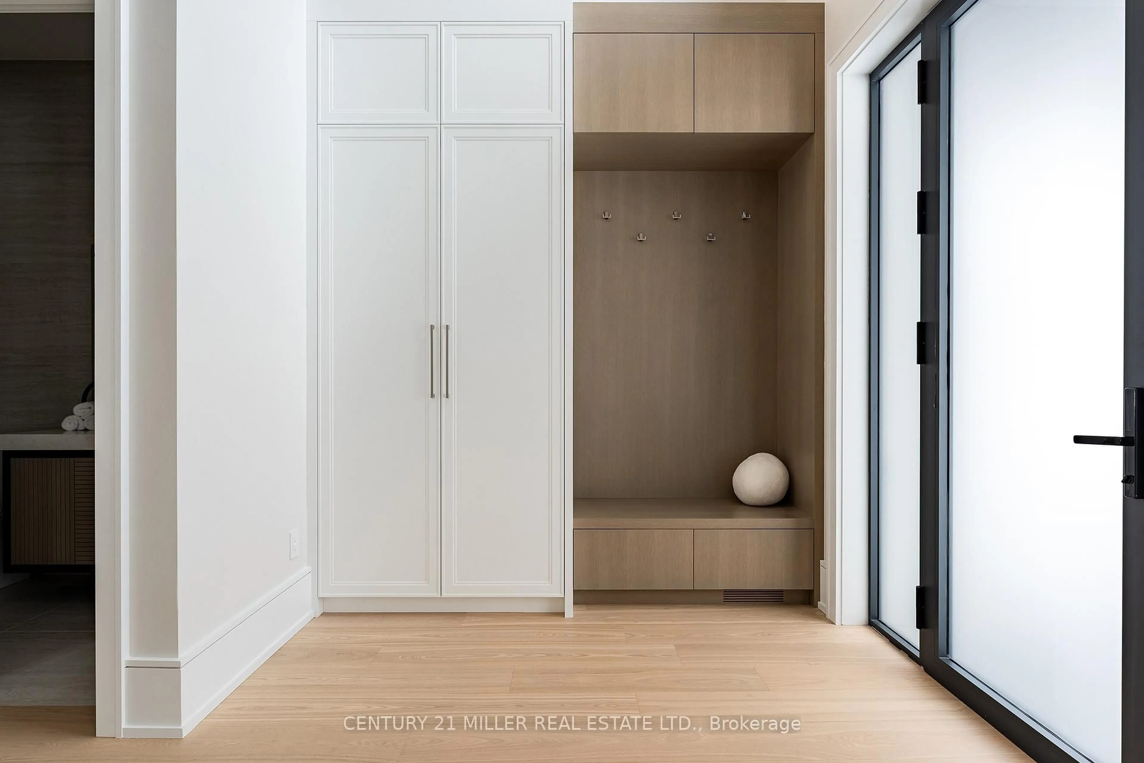 Indoor entryway for 414 Belvenia Rd, Burlington Ontario L7L 2G6