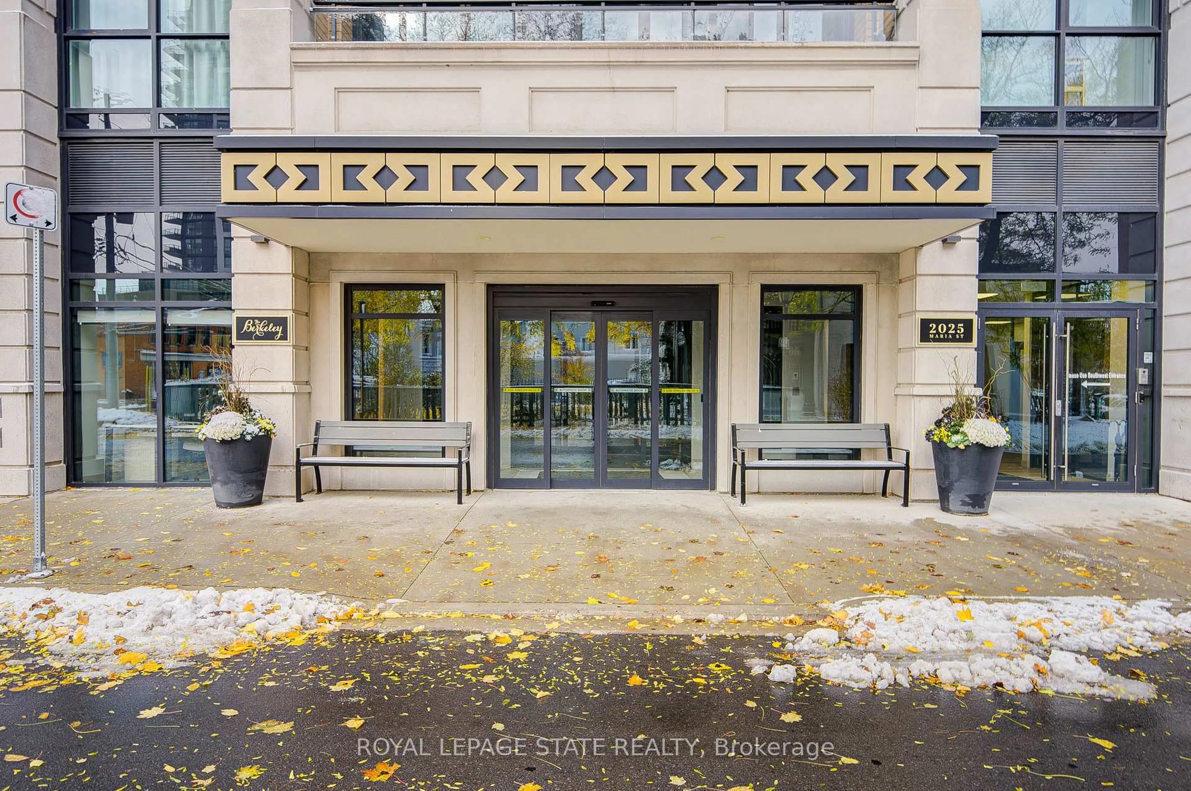 Indoor foyer for 2025 Maria St #906, Burlington Ontario L7R 0E9