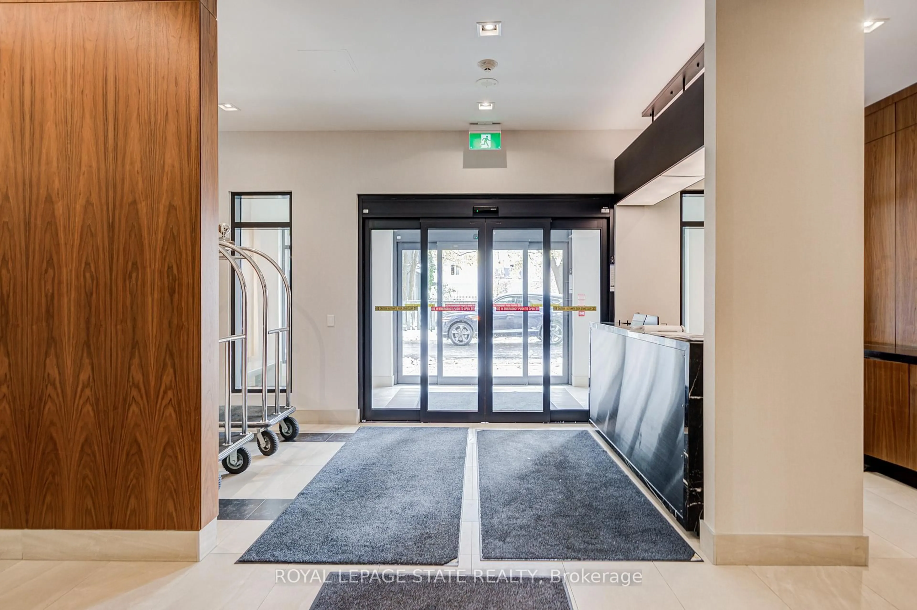 Indoor foyer for 2025 Maria St #906, Burlington Ontario L7R 0E9