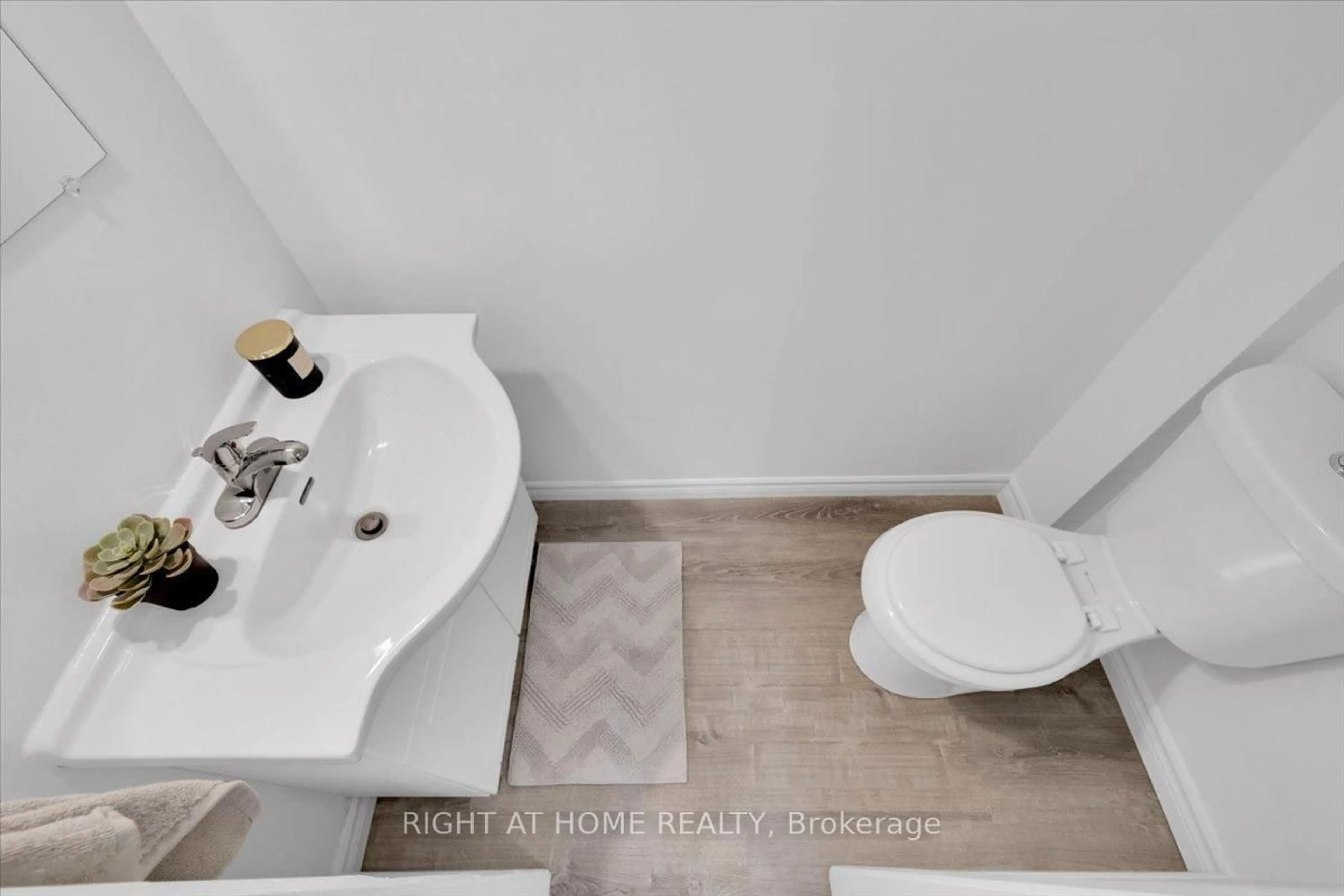 Standard bathroom, unknown for 64 Worthington Dr, Oakville Ontario L6L 1C9