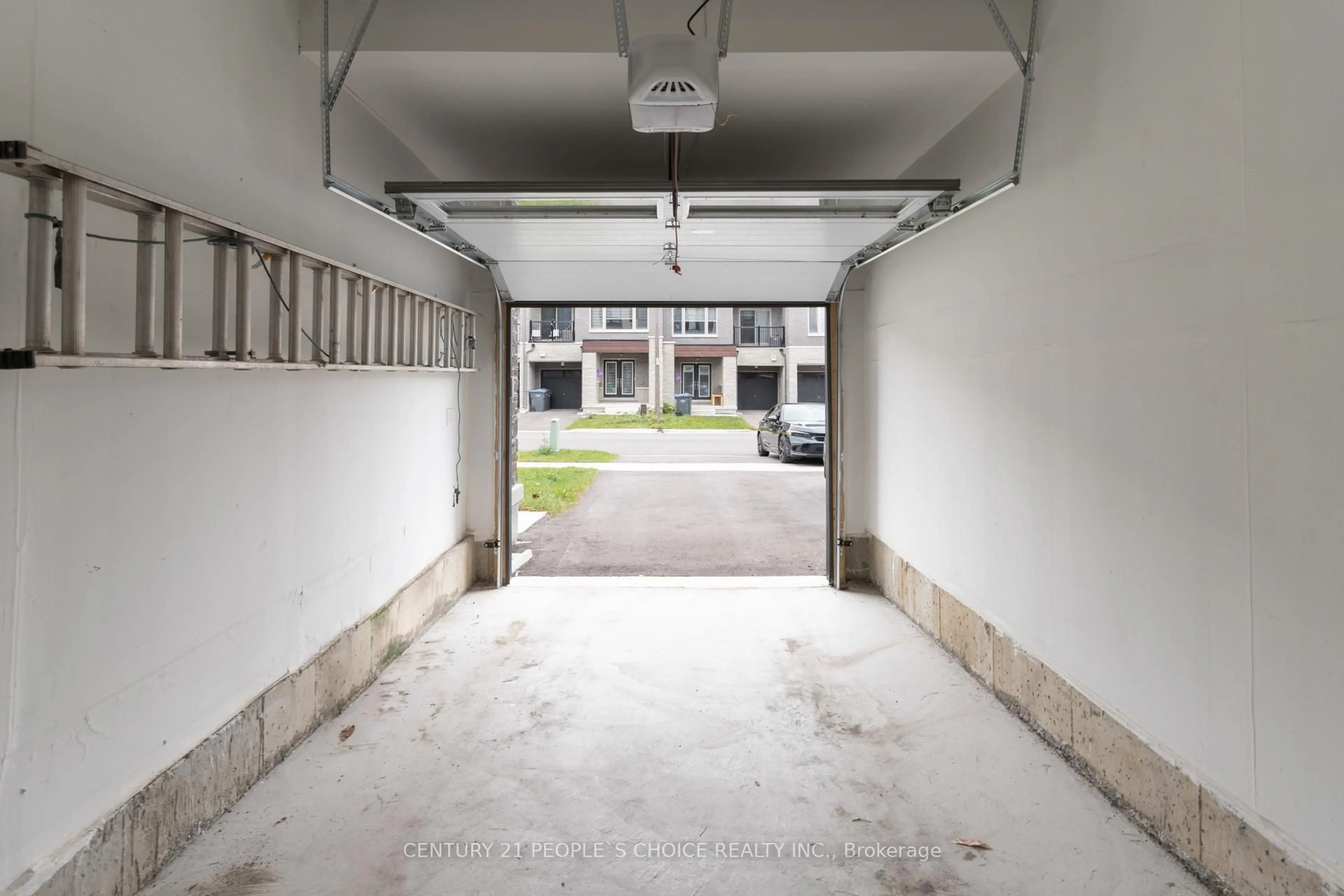 Indoor garage for 40 Purple Sage Dr, Brampton Ontario L6P 4N9