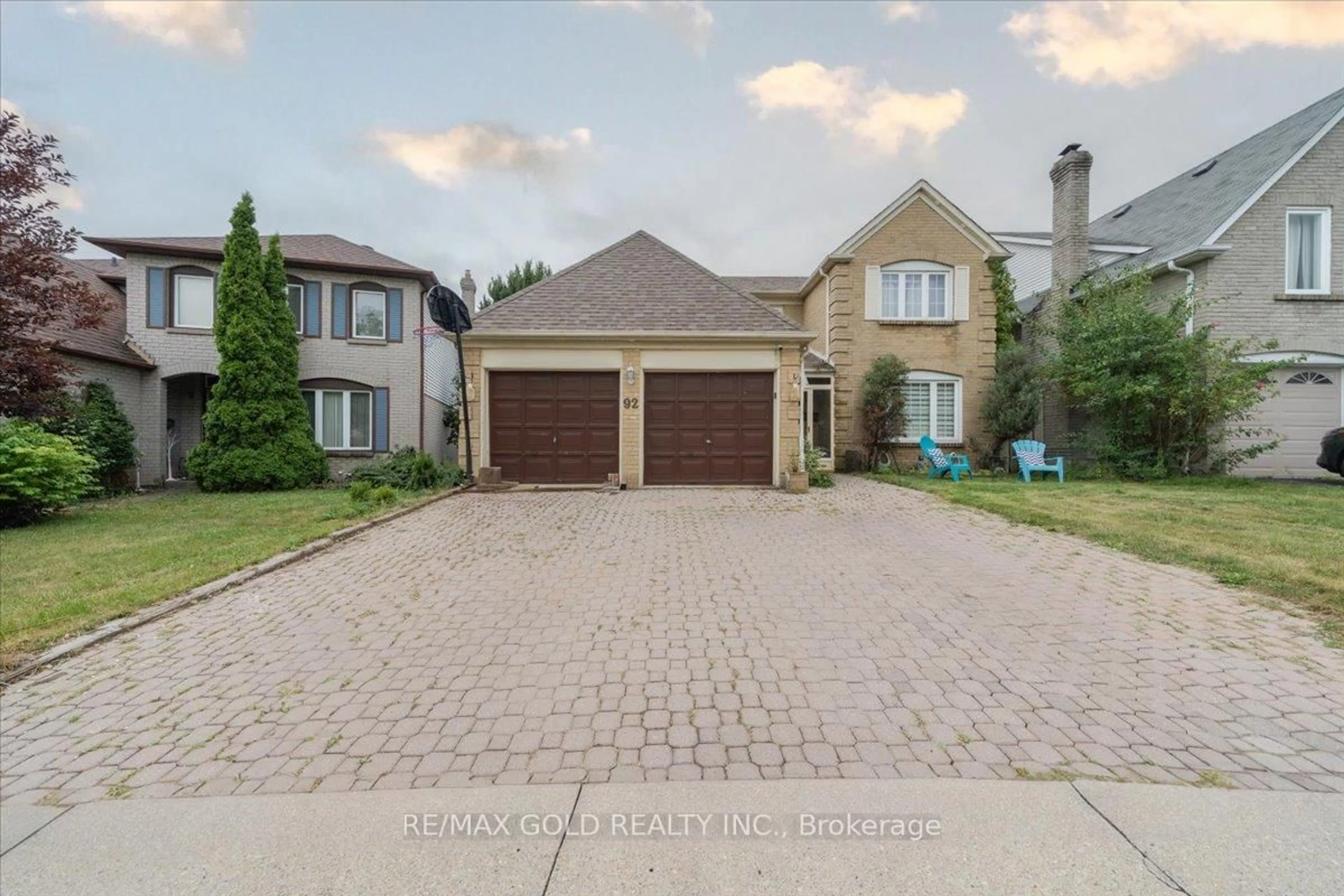 A pic from outside/outdoor area/front of a property/back of a property/a pic from drone, street for 92 Jaffa Dr, Brampton Ontario L6S 4C6