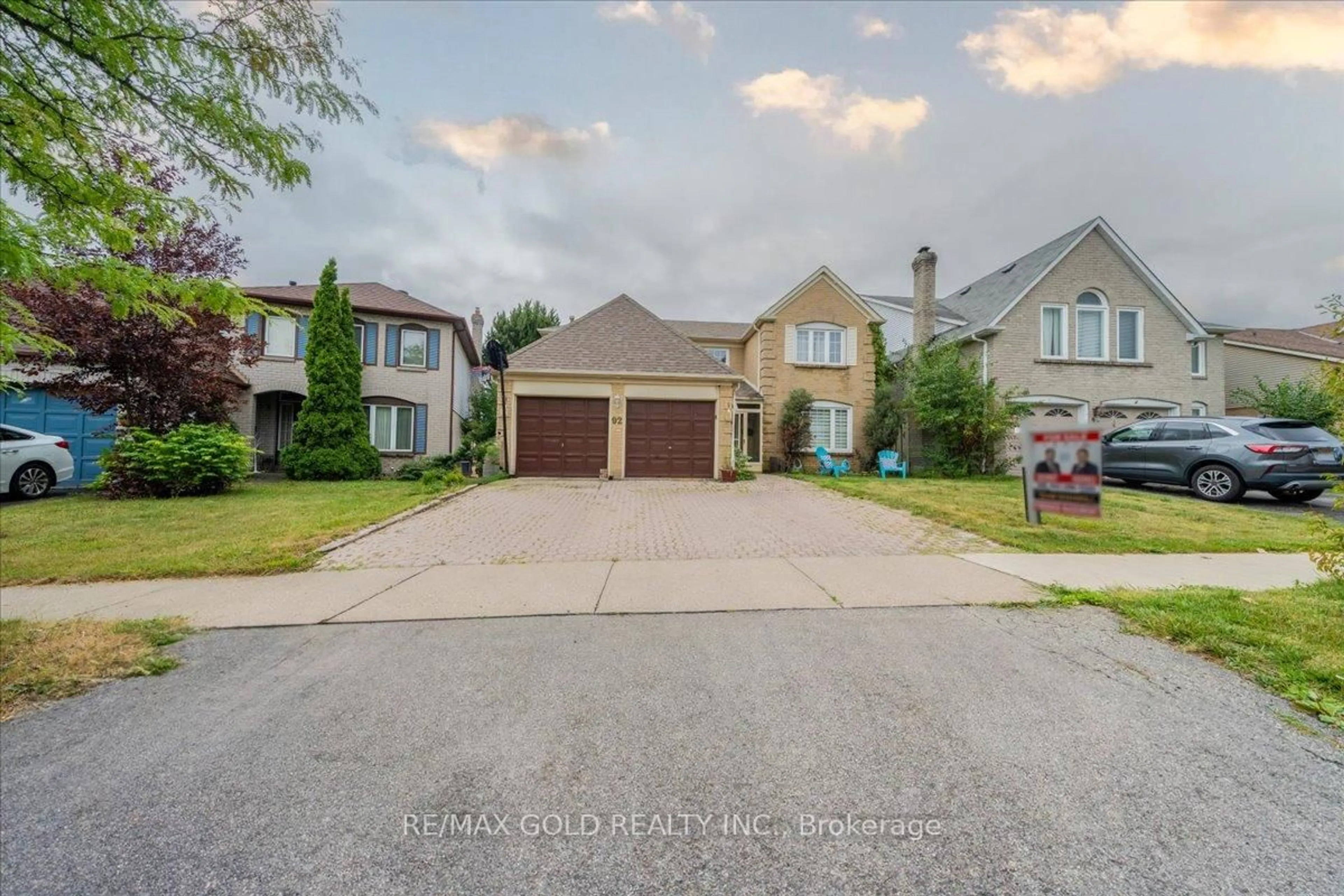 A pic from outside/outdoor area/front of a property/back of a property/a pic from drone, street for 92 Jaffa Dr, Brampton Ontario L6S 4C6