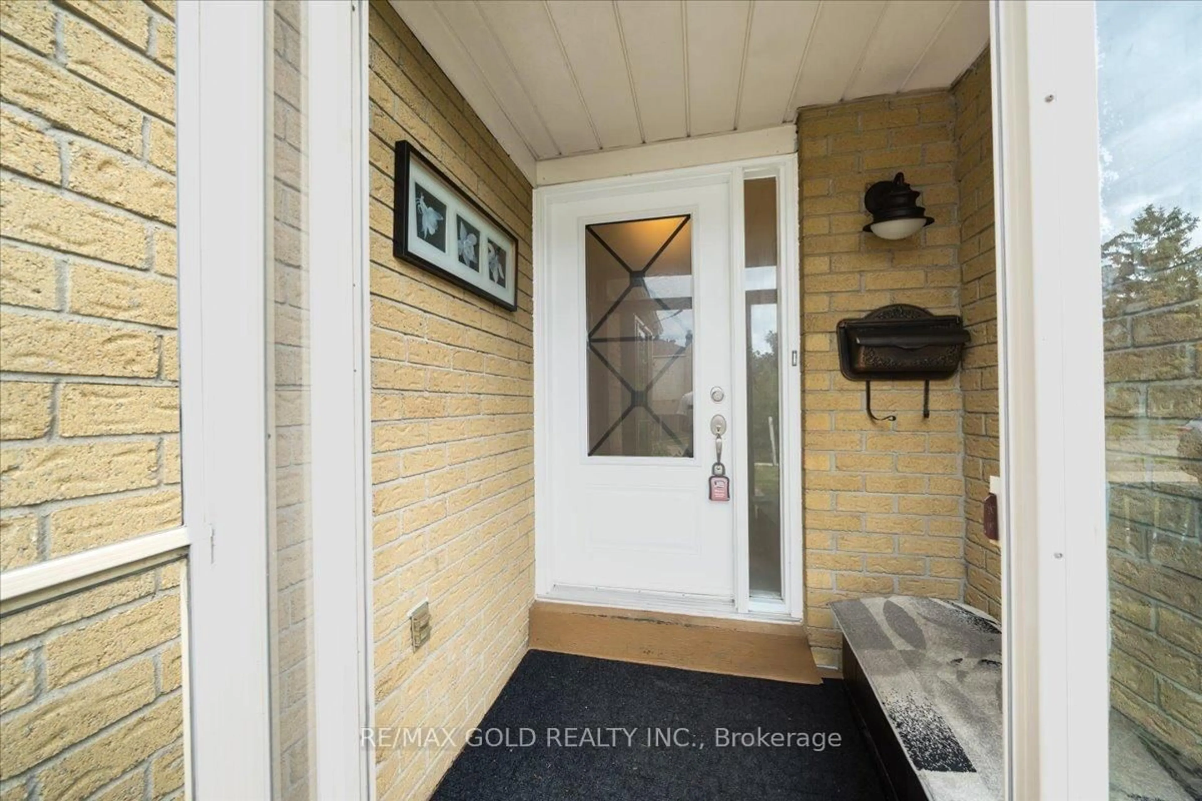 Indoor entryway for 92 Jaffa Dr, Brampton Ontario L6S 4C6