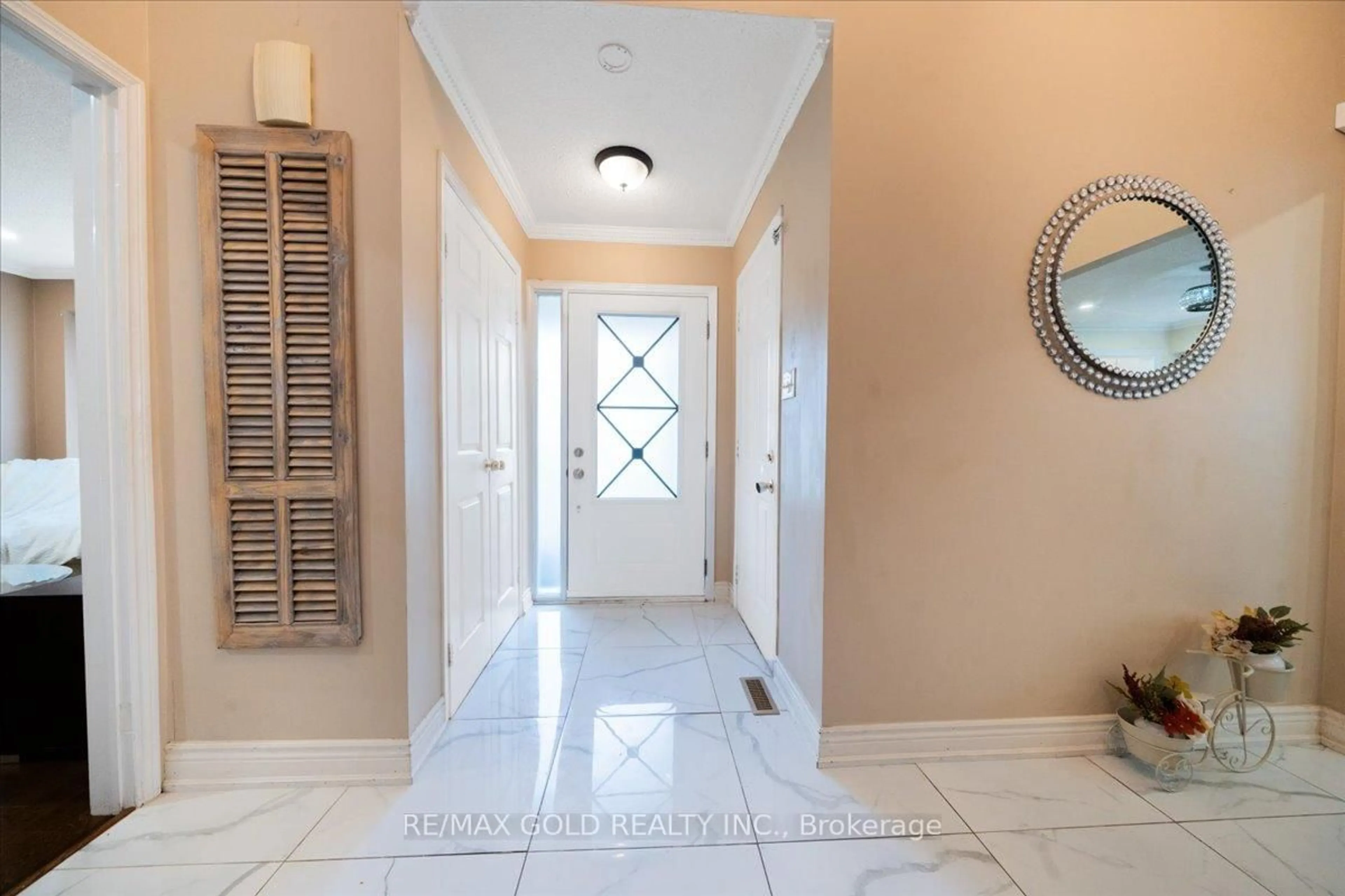 Indoor entryway for 92 Jaffa Dr, Brampton Ontario L6S 4C6