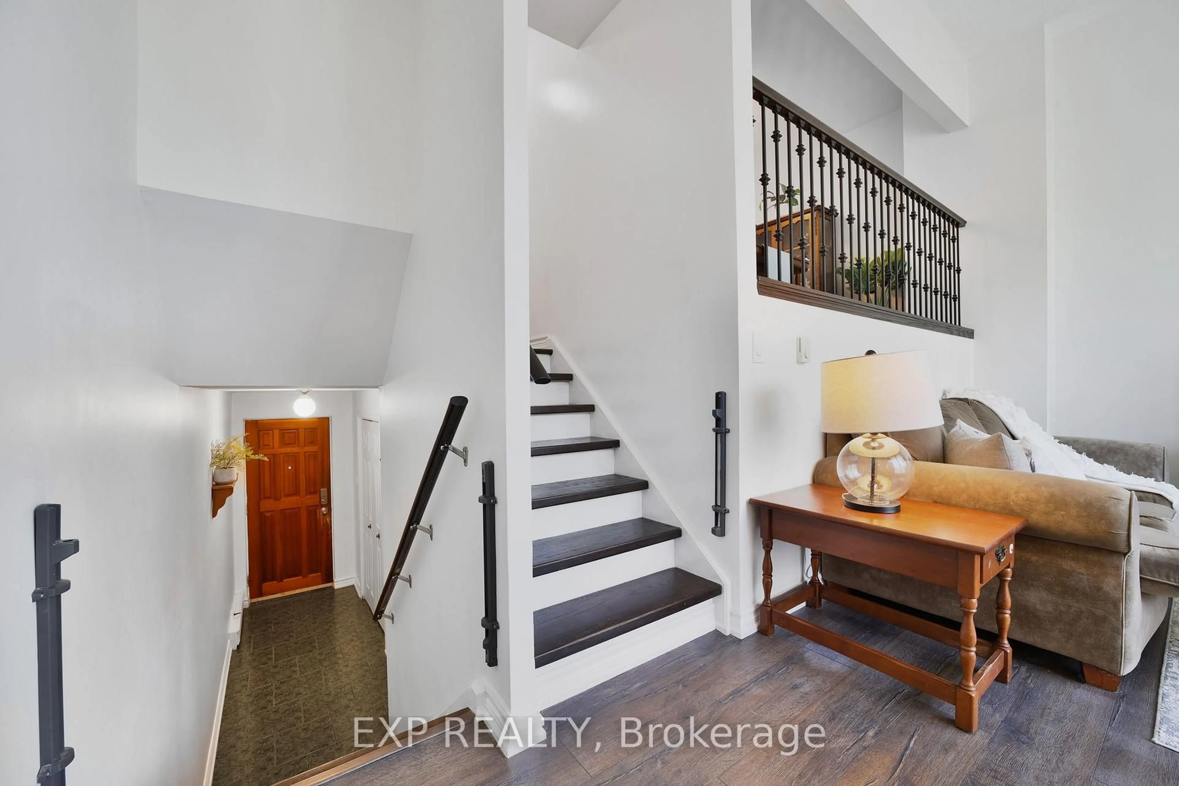 Indoor entryway for 136 Darras Crt, Brampton Ontario L6T 1W7