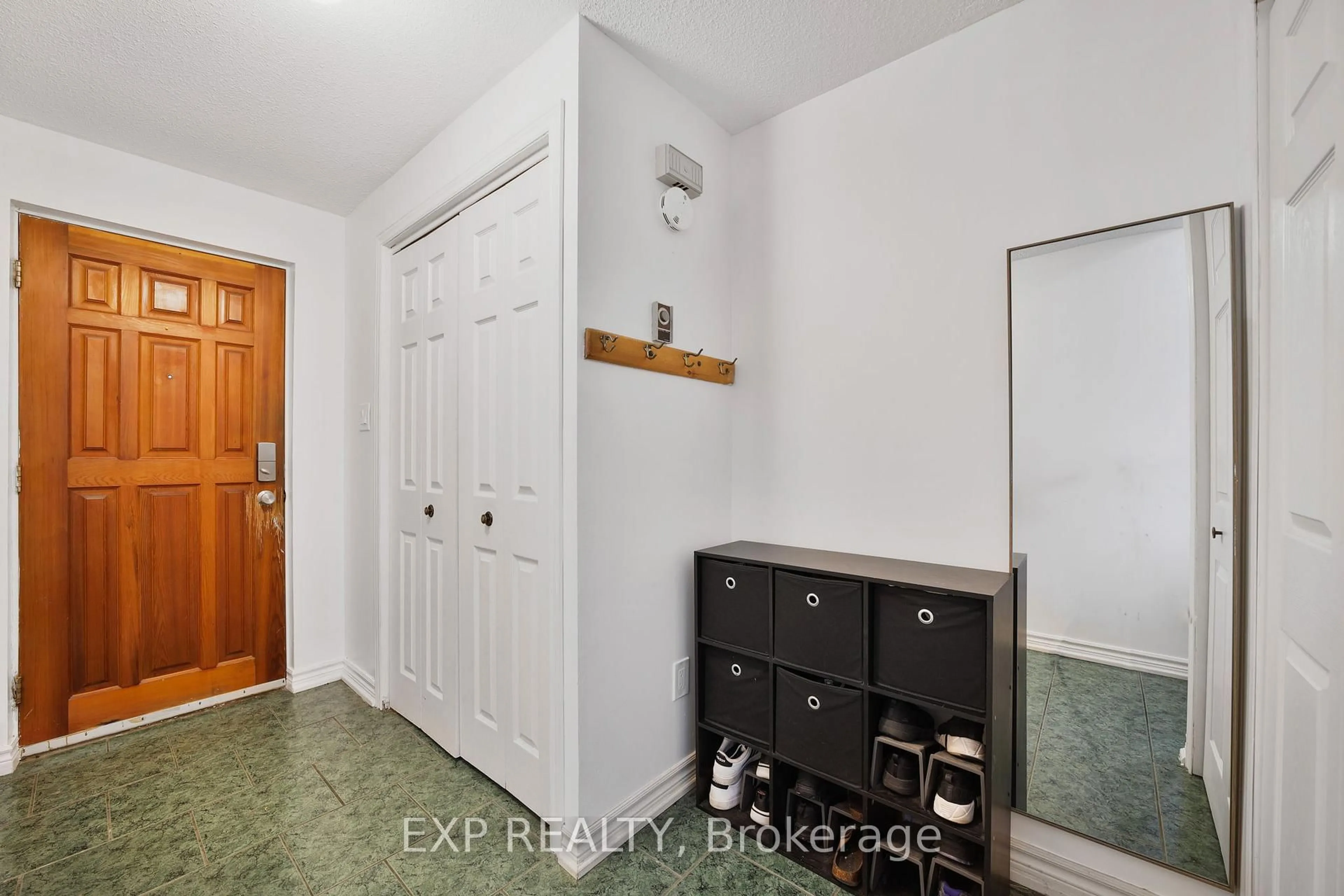Indoor entryway for 136 Darras Crt, Brampton Ontario L6T 1W7