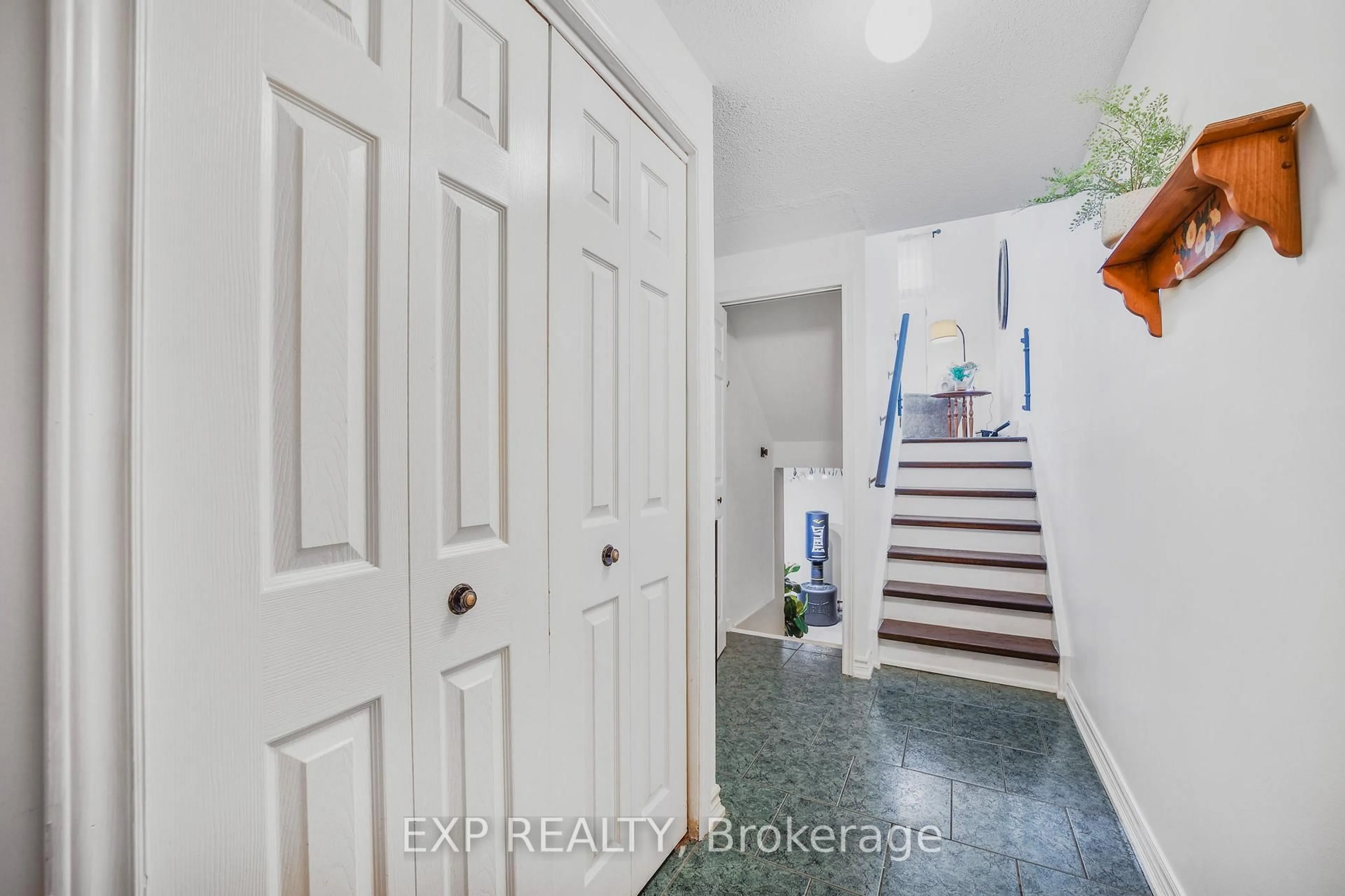 Indoor entryway for 136 Darras Crt, Brampton Ontario L6T 1W7